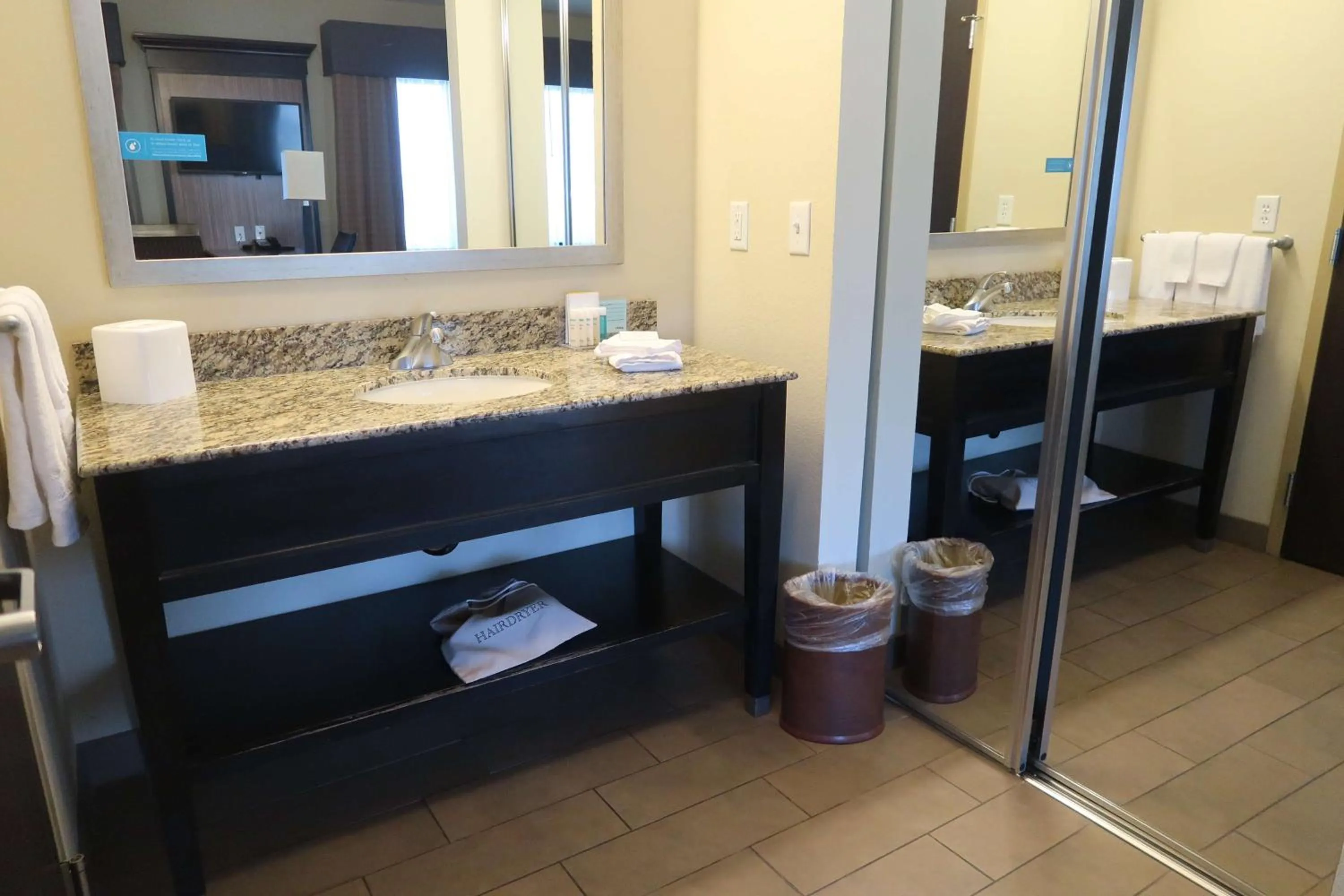 Bedroom in Hampton Inn & Suites Salinas