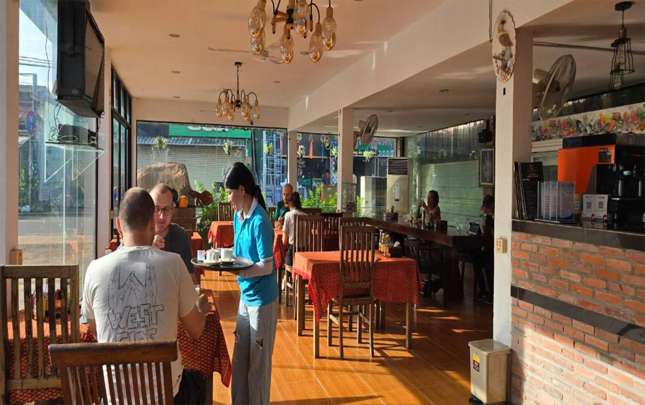 Restaurant/places to eat in Blossoming Romduol Boutique