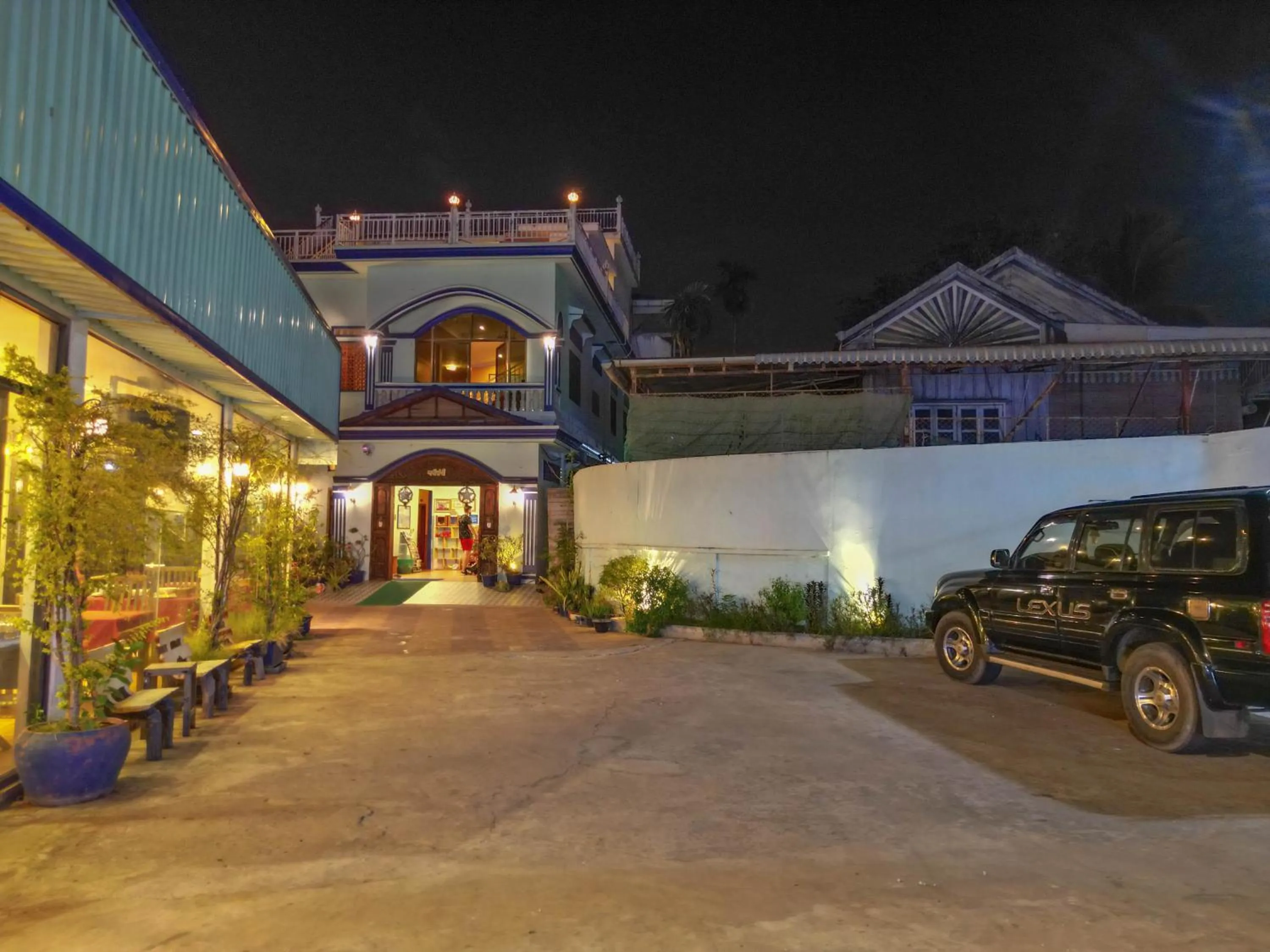 Restaurant/places to eat in Blossoming Romduol Boutique