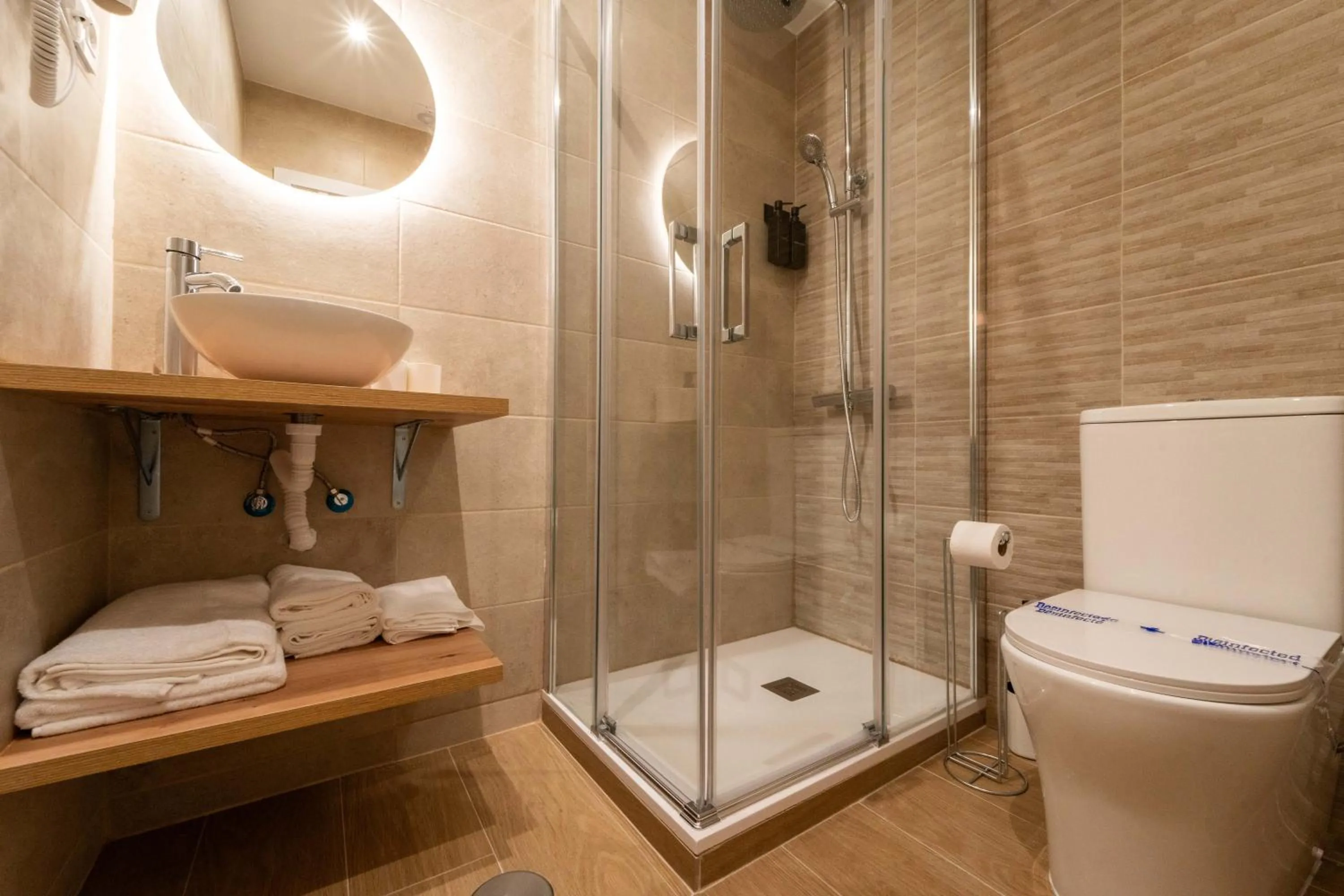 Shower in I'M Room Suites Nuevos Ministerios - Bernabeu 'Digital Access'