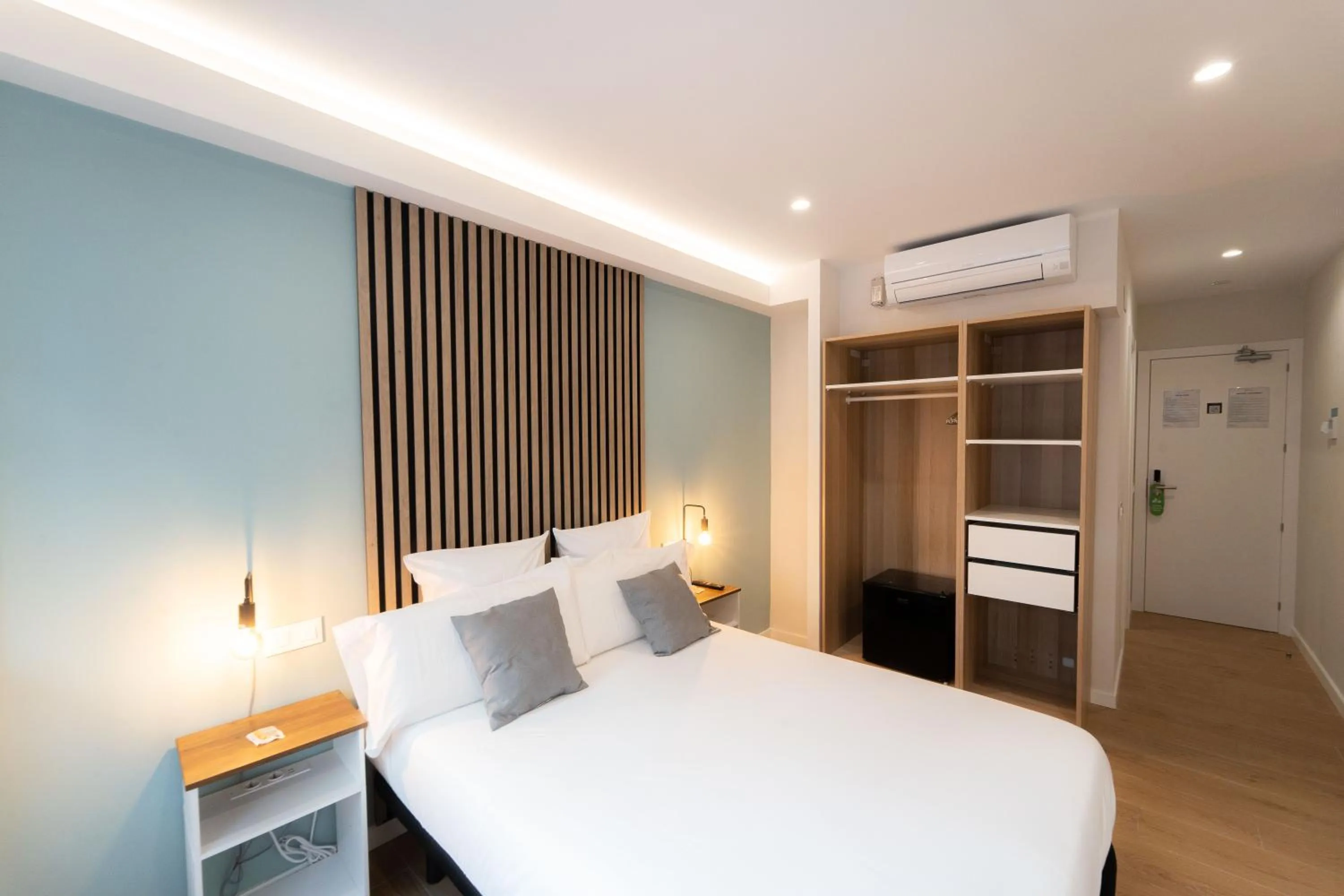 Bed in I'M Room Suites Nuevos Ministerios - Bernabeu 'Digital Access'