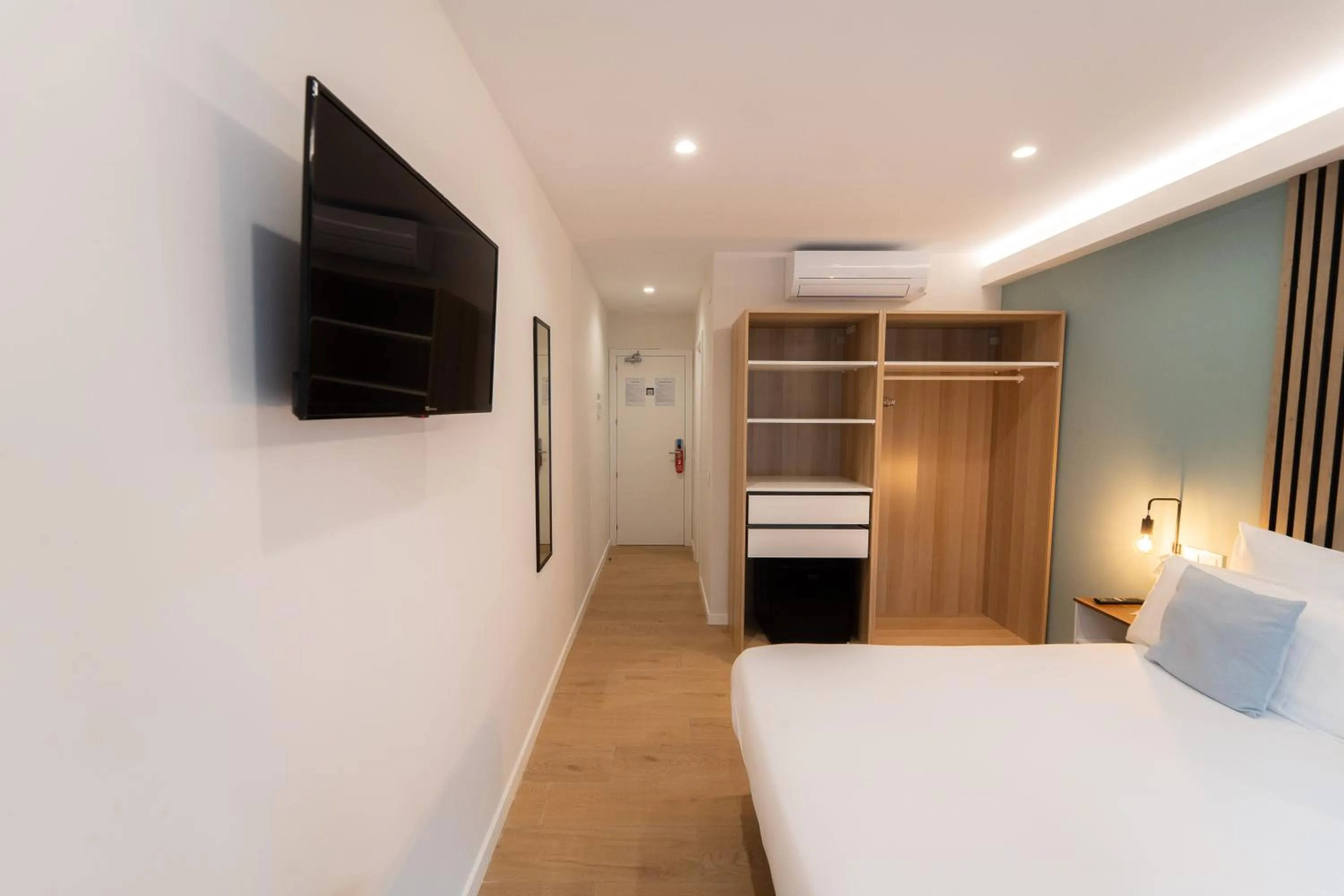 Bed in I'M Room Suites Nuevos Ministerios - Bernabeu 'Digital Access'