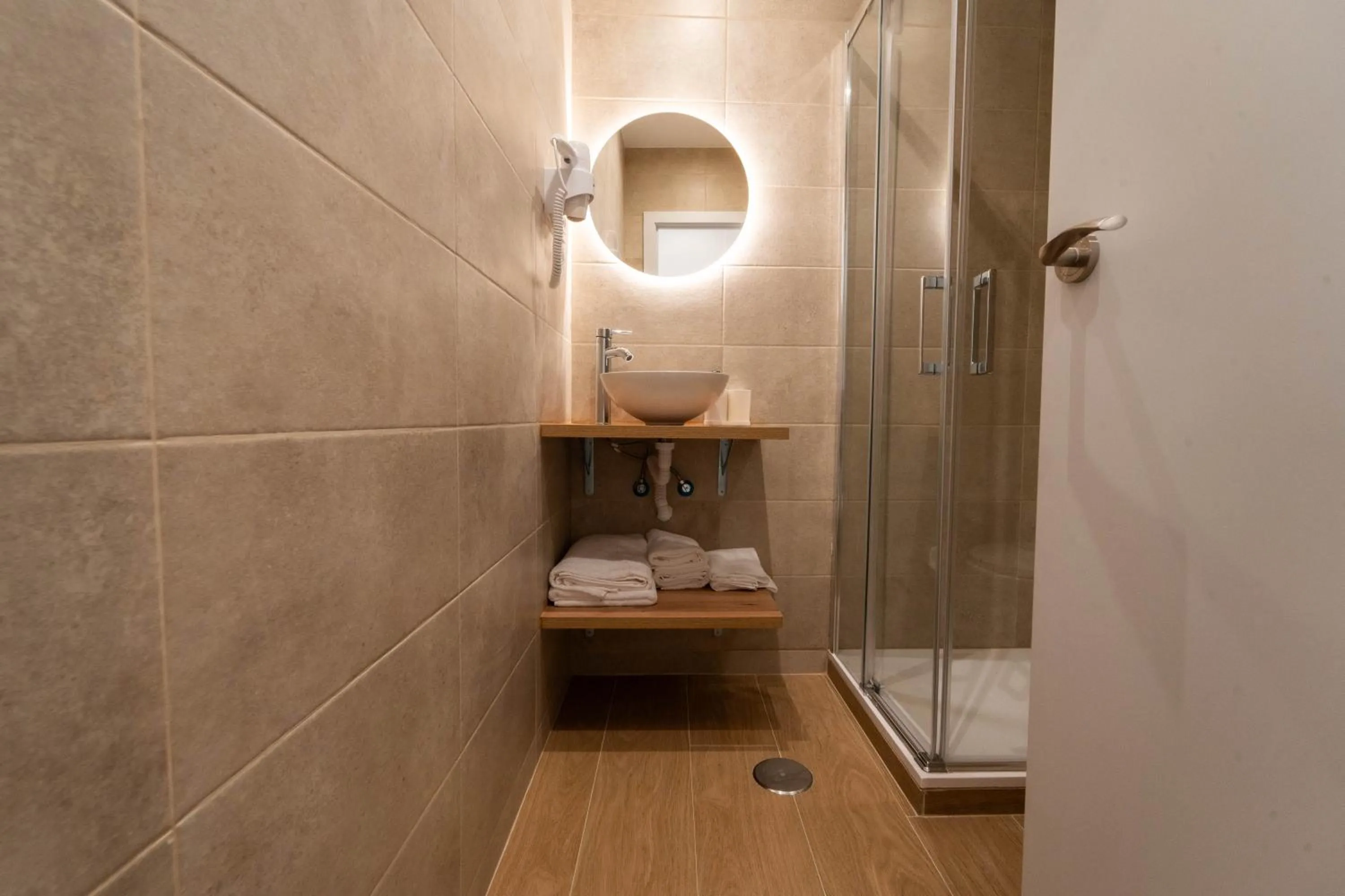 Shower in I'M Room Suites Nuevos Ministerios - Bernabeu 'Digital Access'