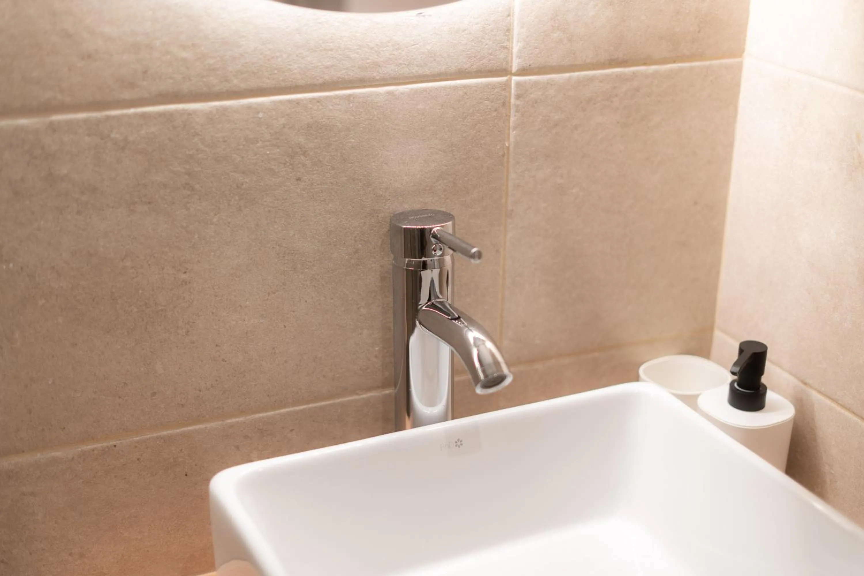 Toilet in I'M Room Suites Nuevos Ministerios - Bernabeu 'Digital Access'