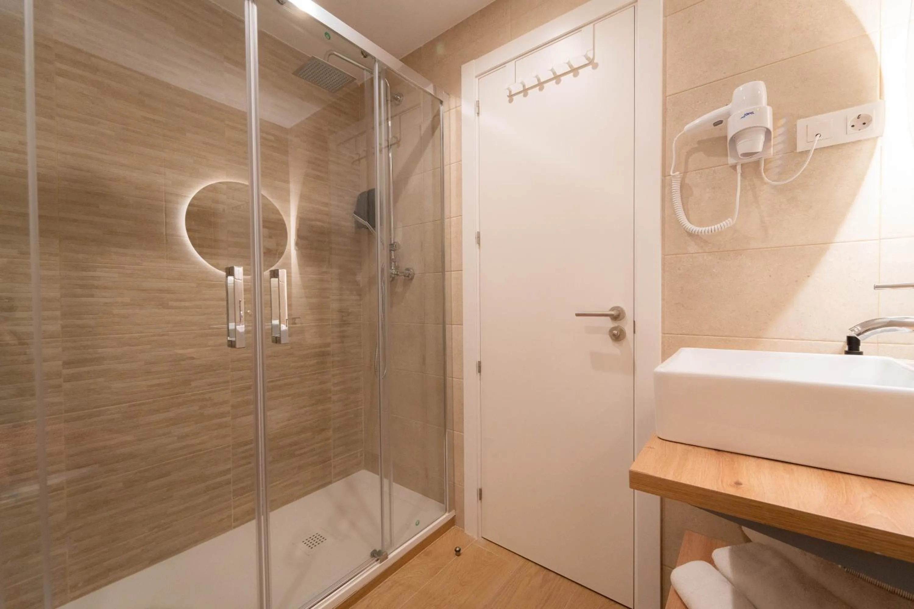 Shower in I'M Room Suites Nuevos Ministerios - Bernabeu 'Digital Access'
