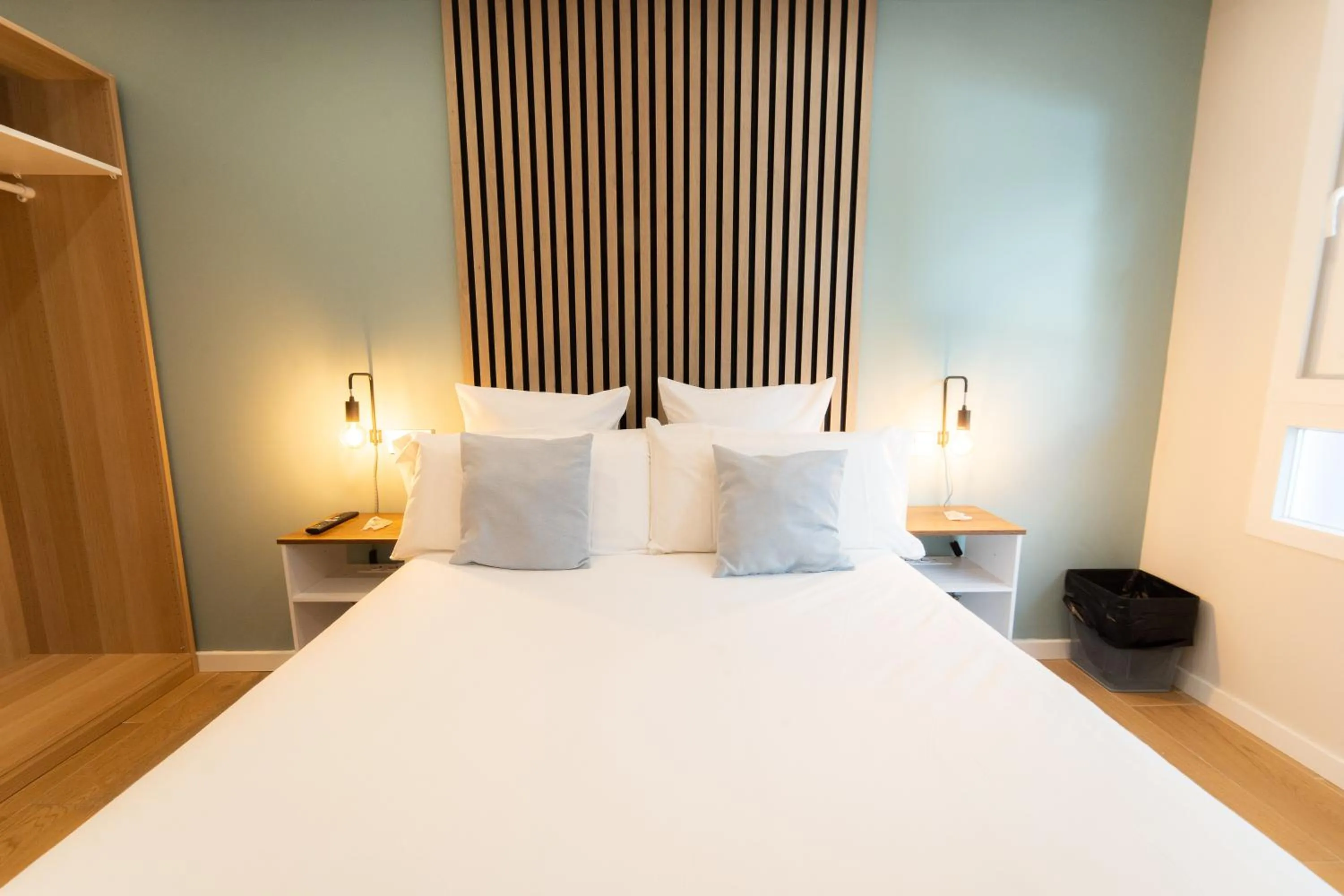 Bed in I'M Room Suites Nuevos Ministerios - Bernabeu 'Digital Access'