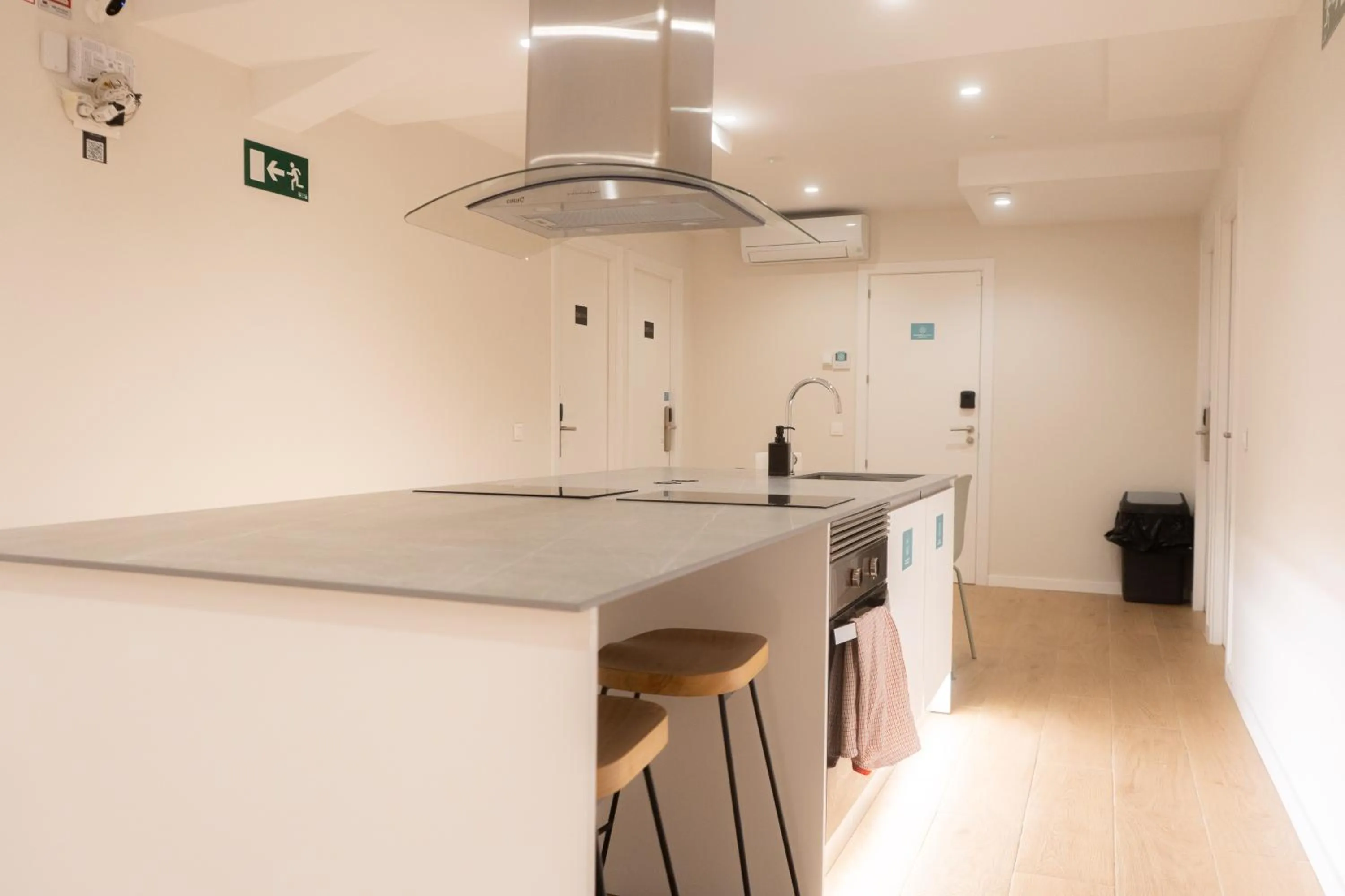Communal kitchen in I'M Room Suites Nuevos Ministerios - Bernabeu 'Digital Access'