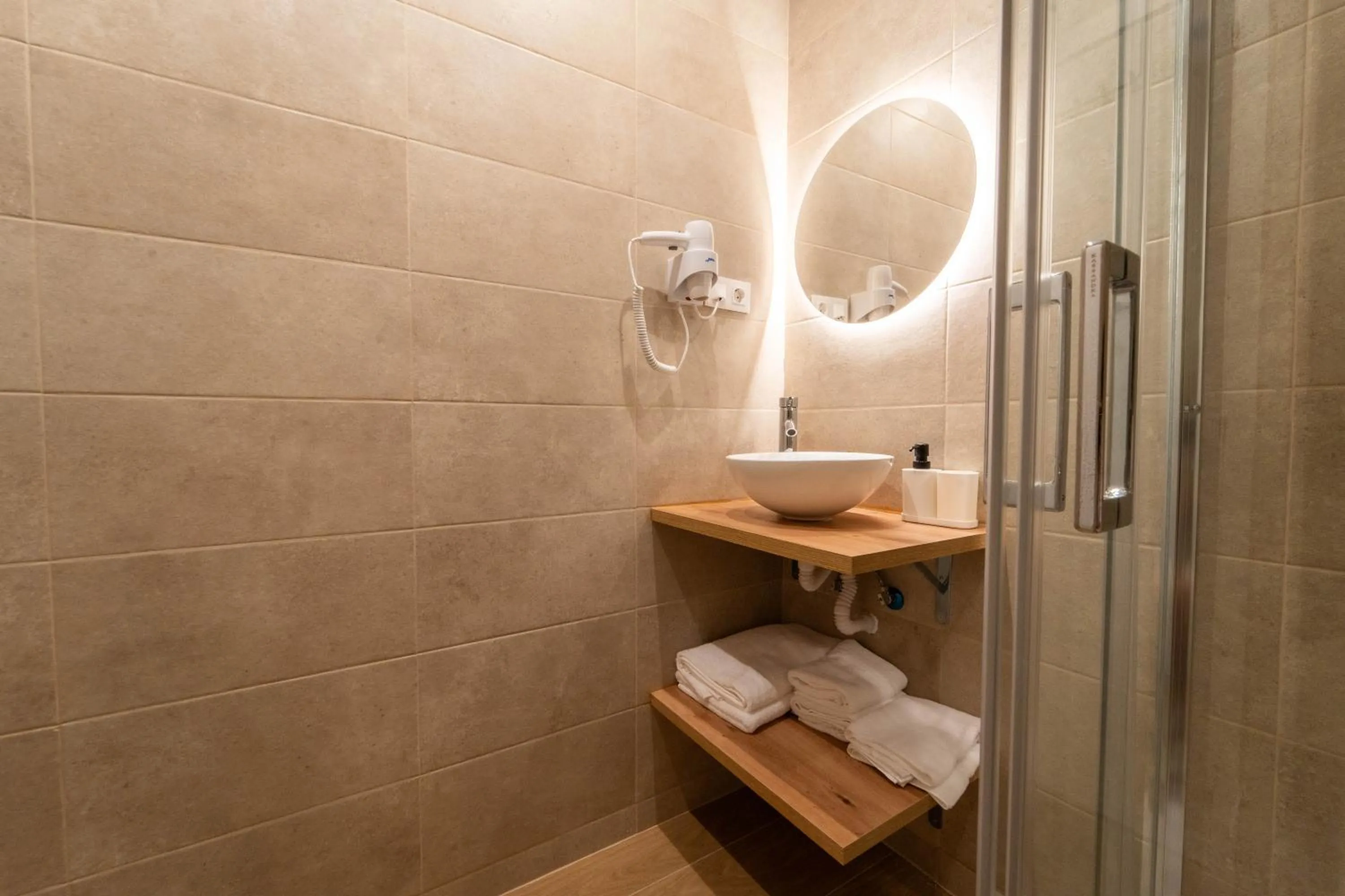 Shower in I'M Room Suites Nuevos Ministerios - Bernabeu 'Digital Access'