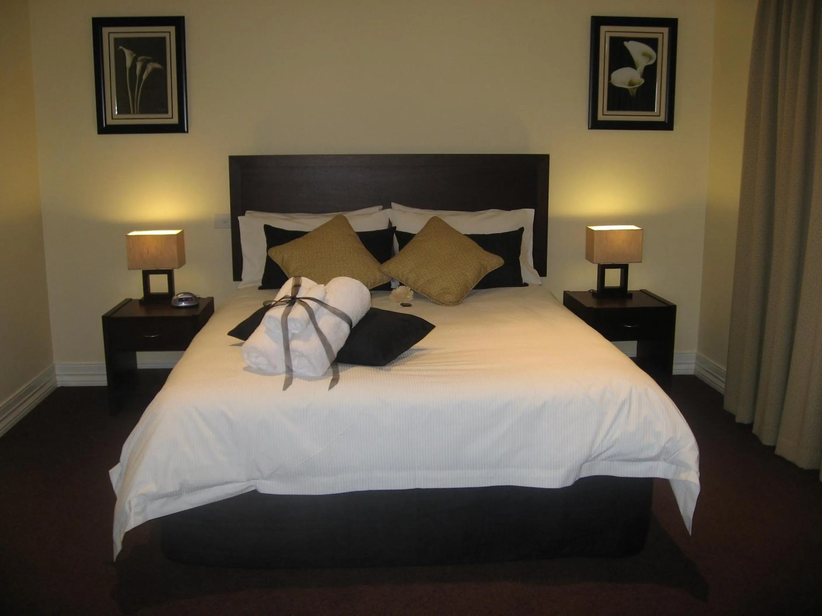 Bedroom, Bed in Waverley House Cottages