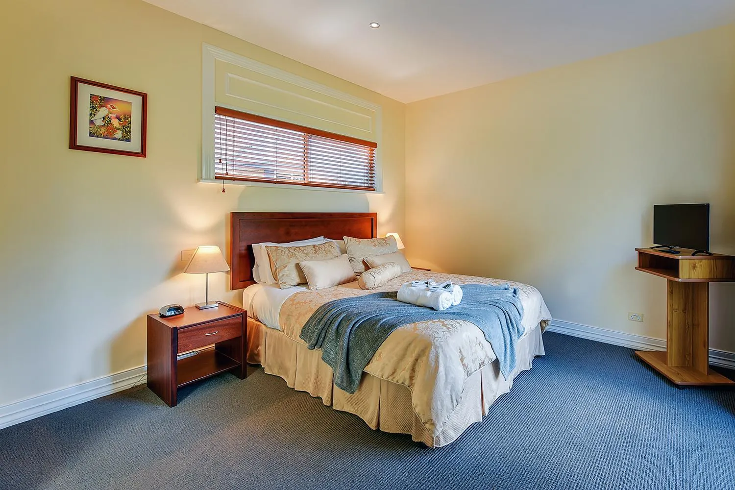 Bed in Waverley House Cottages
