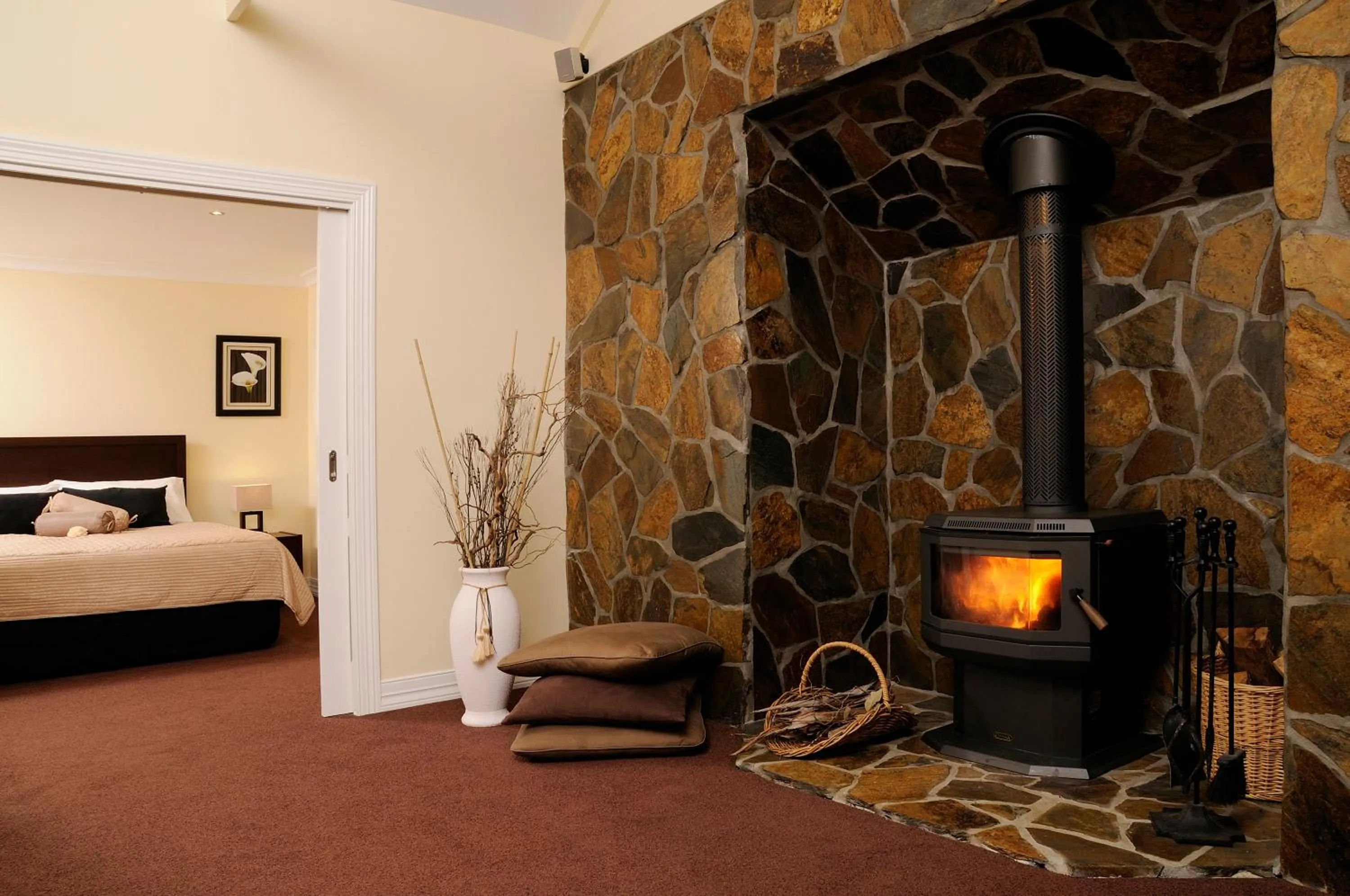 Living room, Bed in Waverley House Cottages