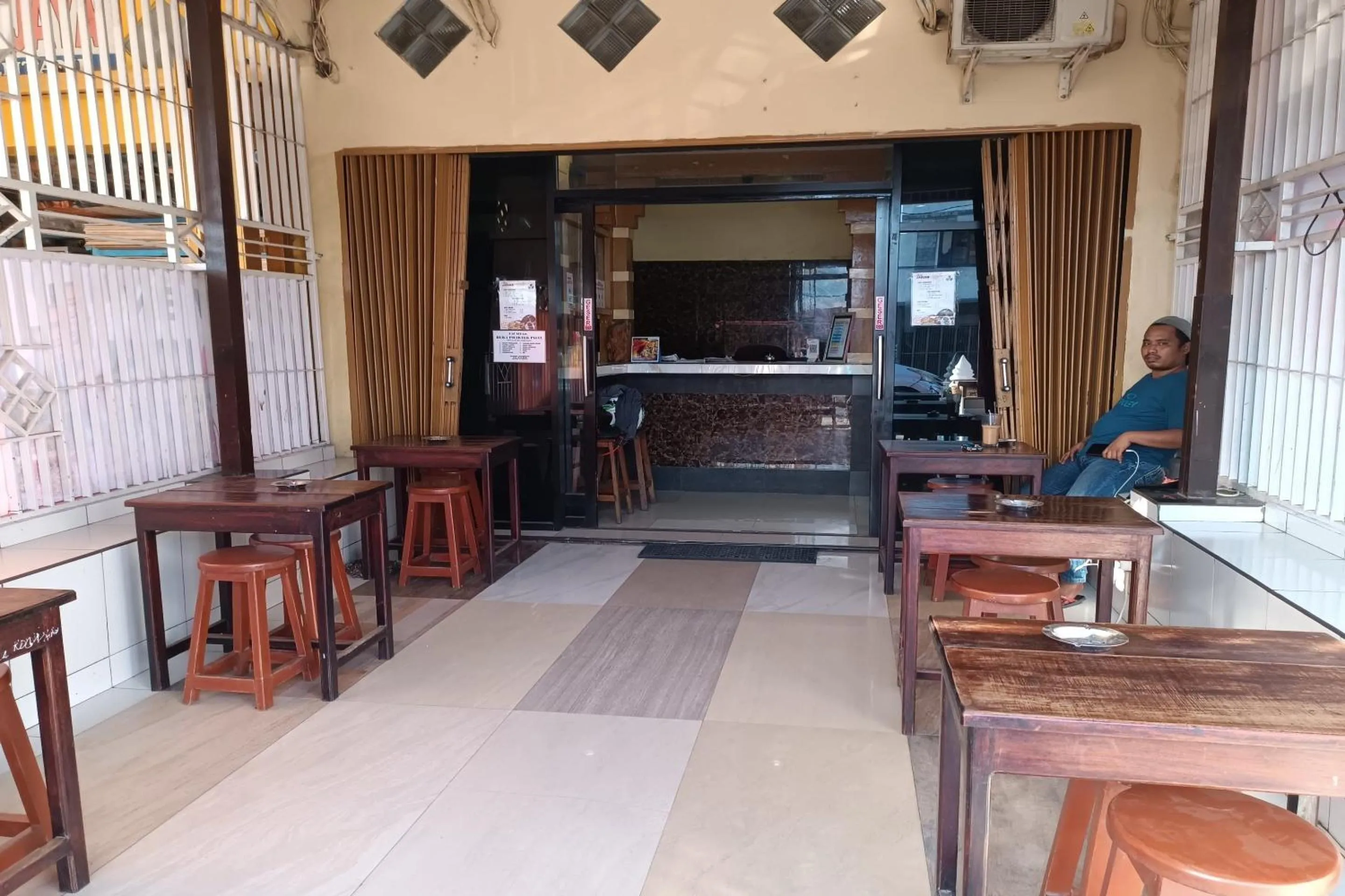 Facade/entrance in OYO 93479 Hotel Jaguar Sentani