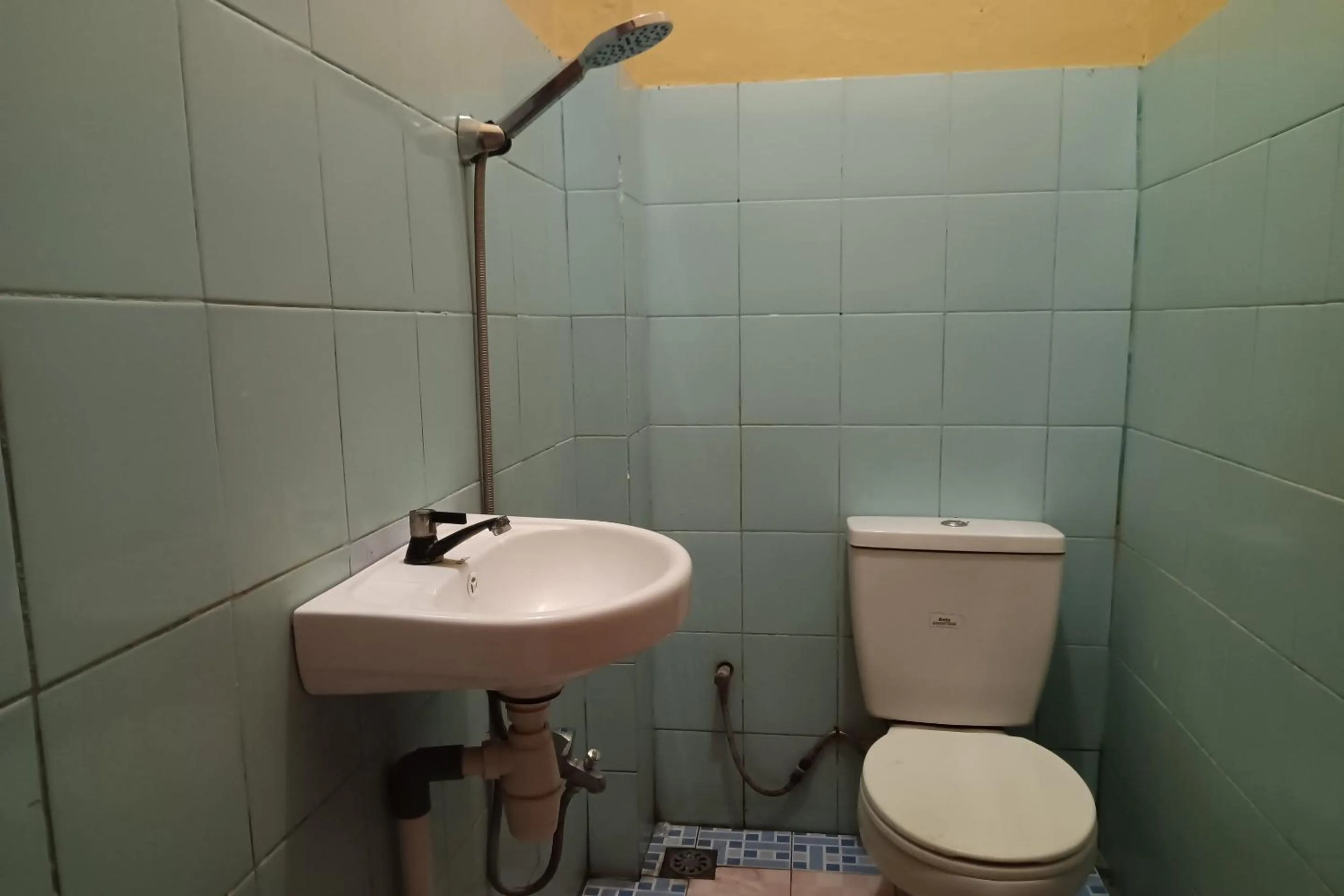 Bathroom in OYO 93479 Hotel Jaguar Sentani