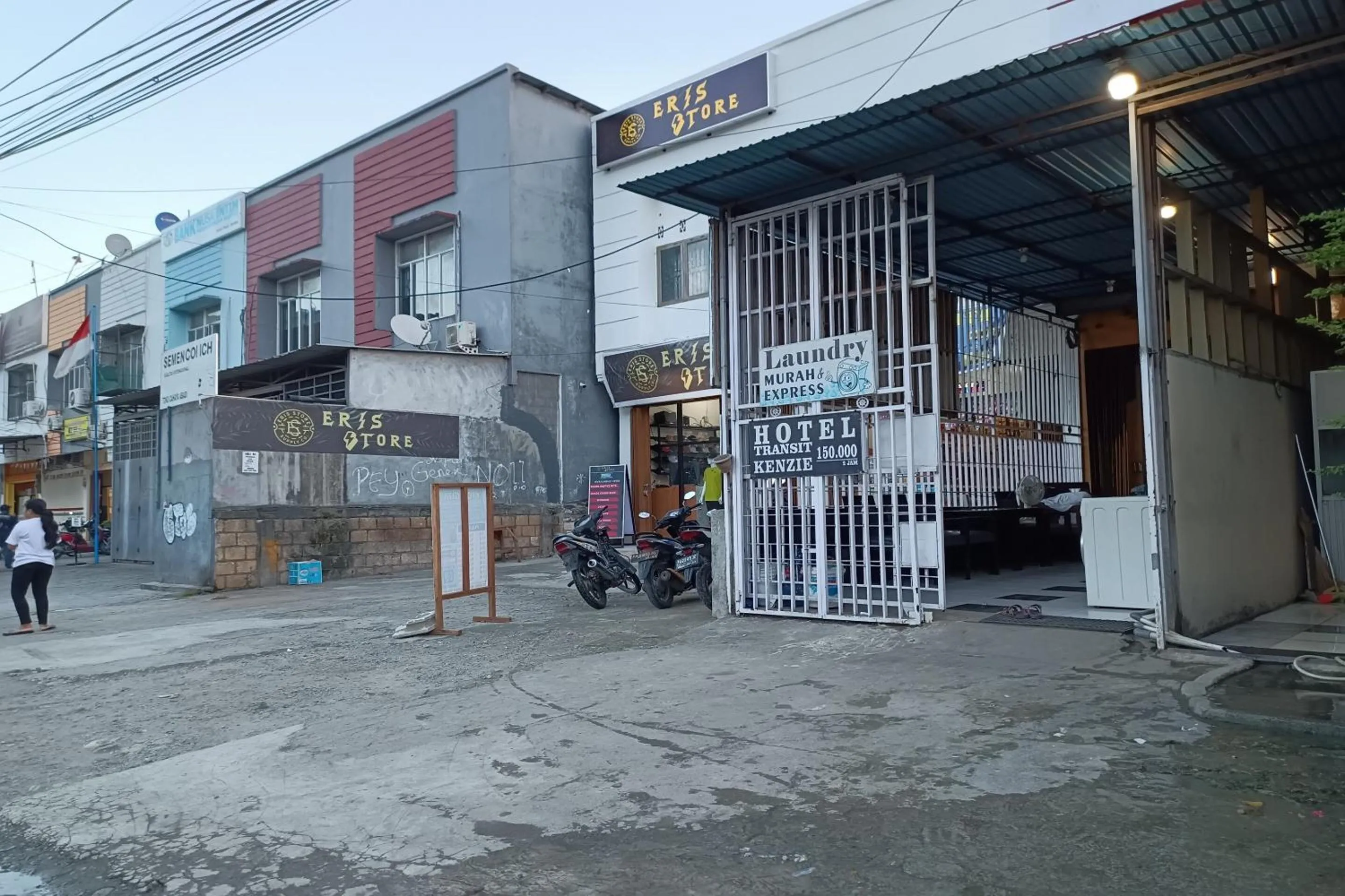 Facade/entrance in OYO 93485 Hotel Kenzie Sentani