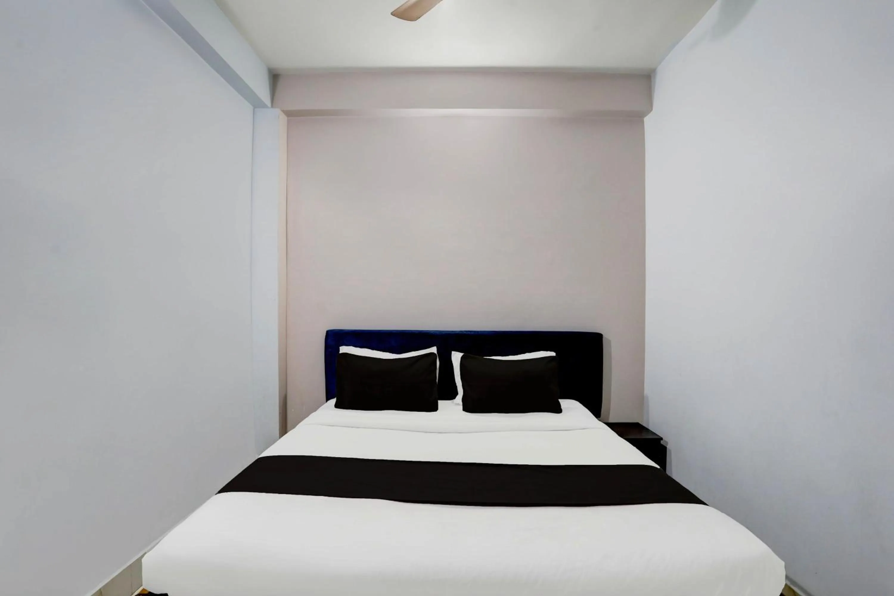 Bedroom, Bed in Hotel O Midnight