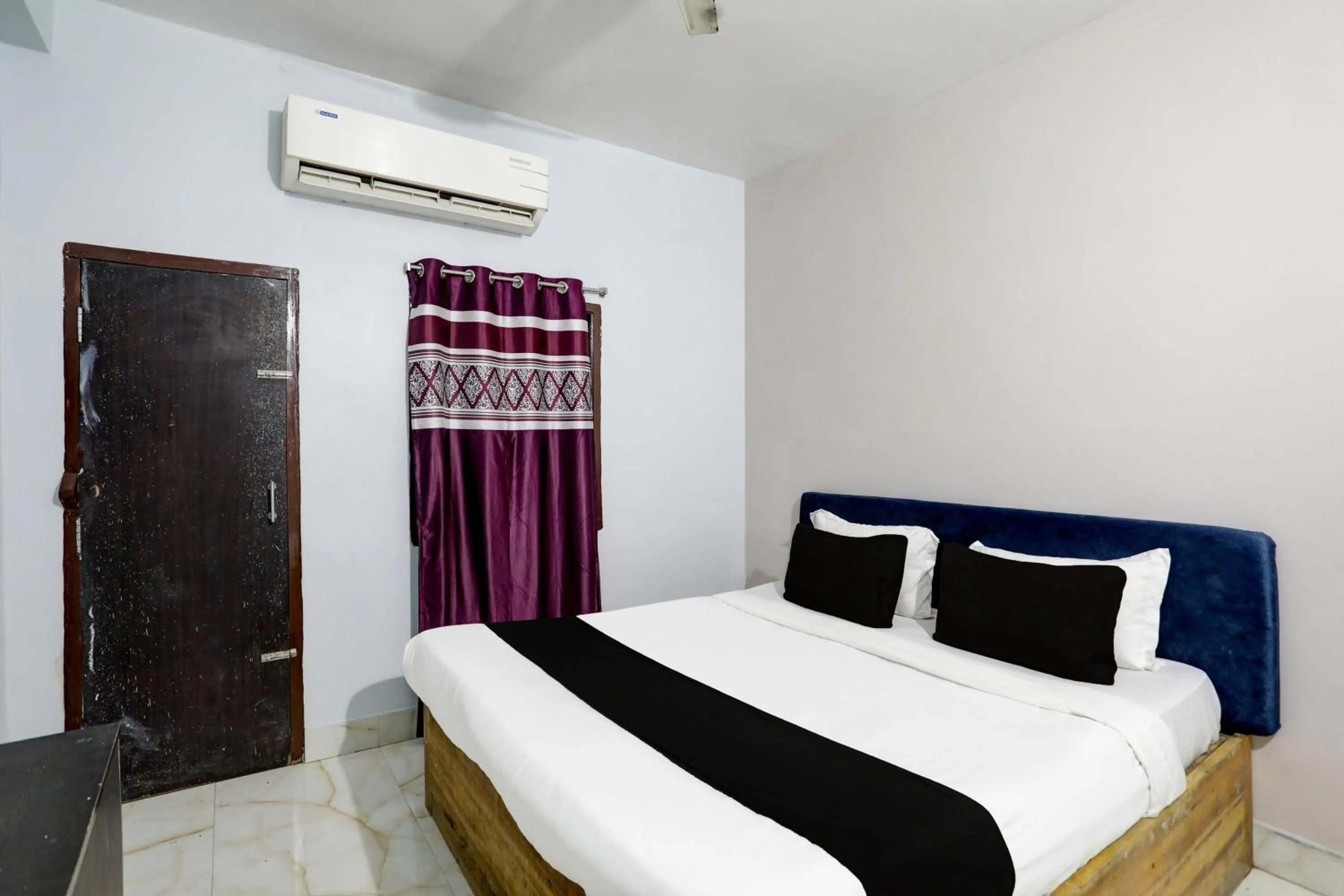 Bedroom, Bed in Hotel O Midnight