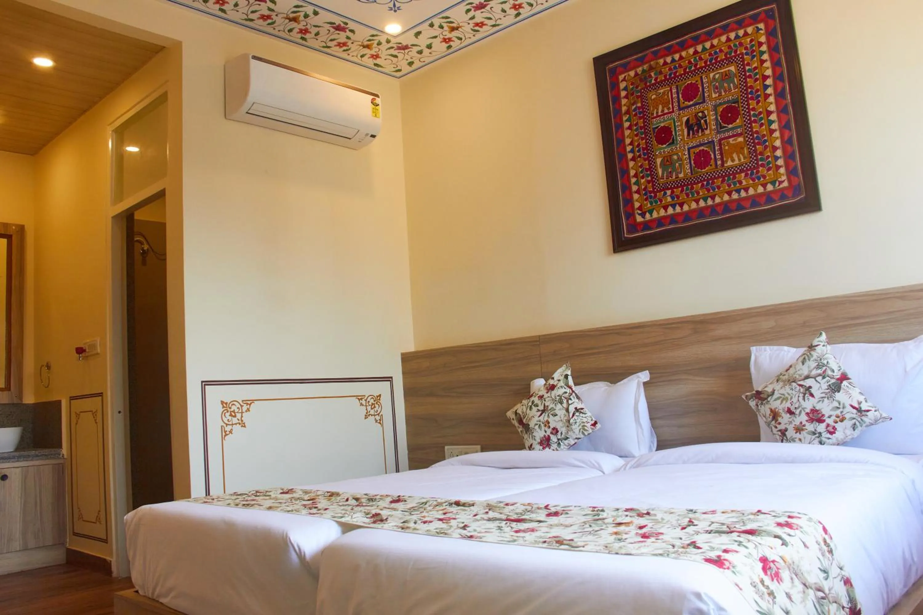 Photo of the whole room, Bed in Ranthambhore Uday Vilas