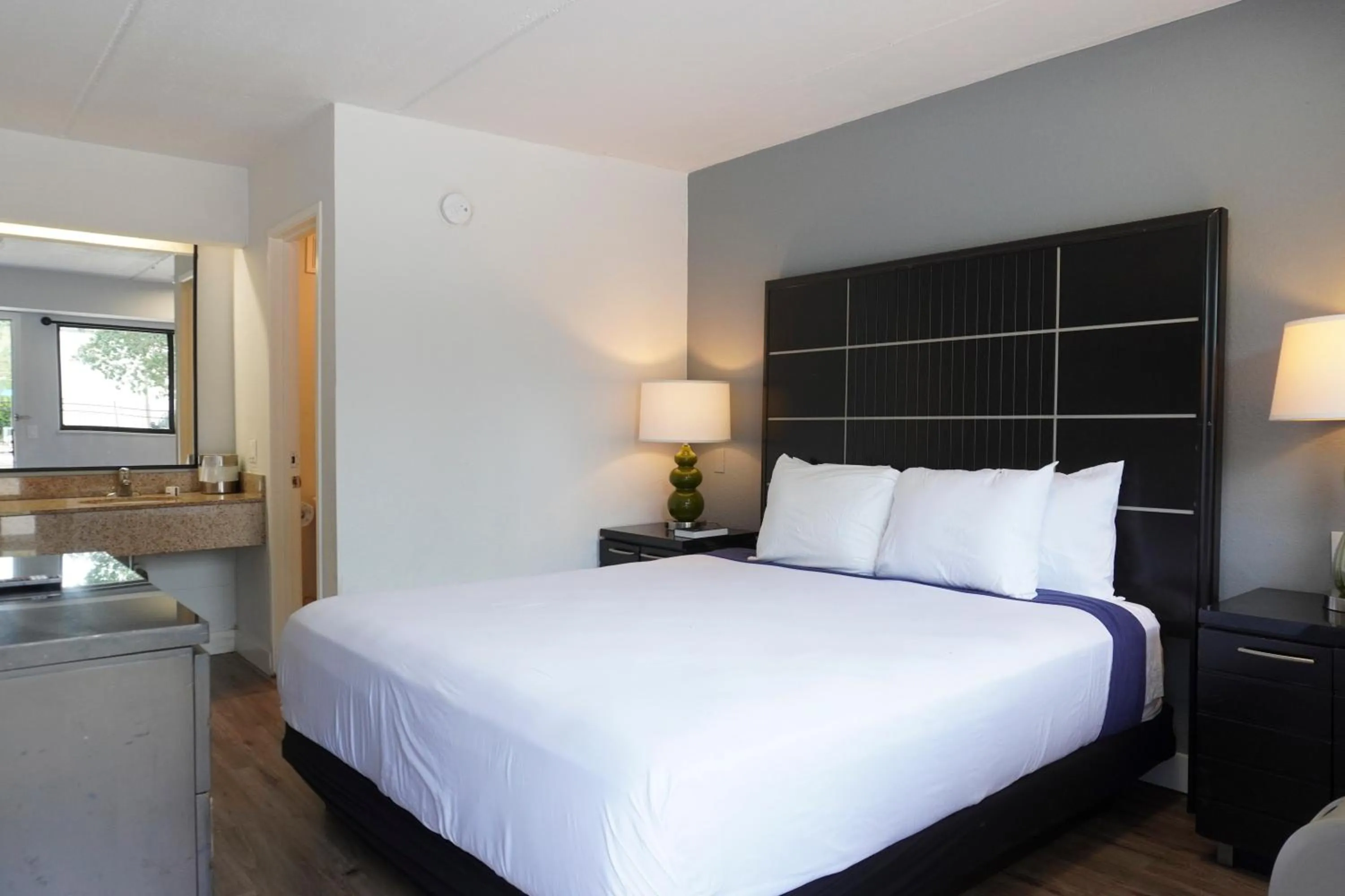 Bed in Boardwalk Suites Baton Rouge