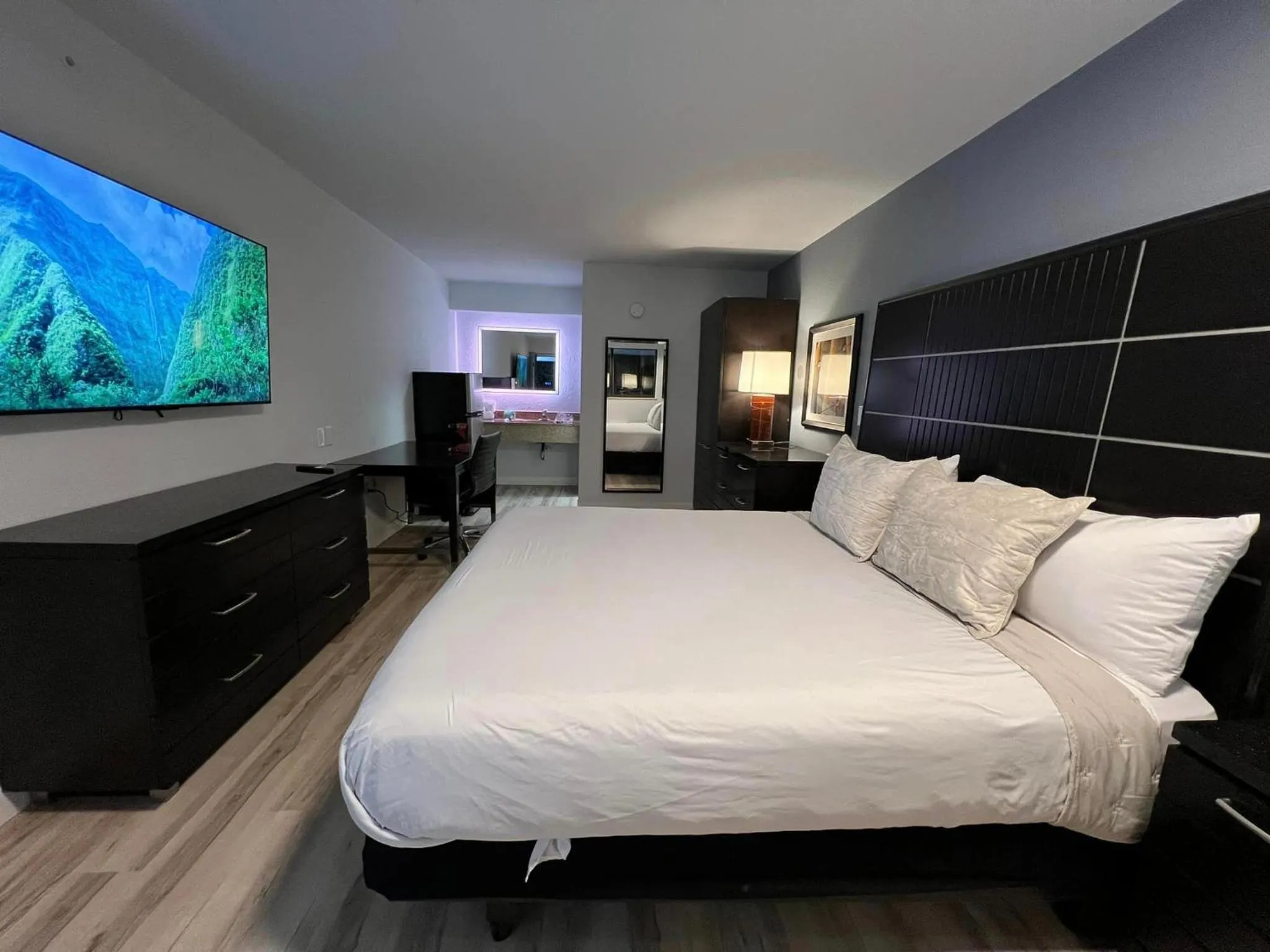 Bed in Boardwalk Suites Baton Rouge