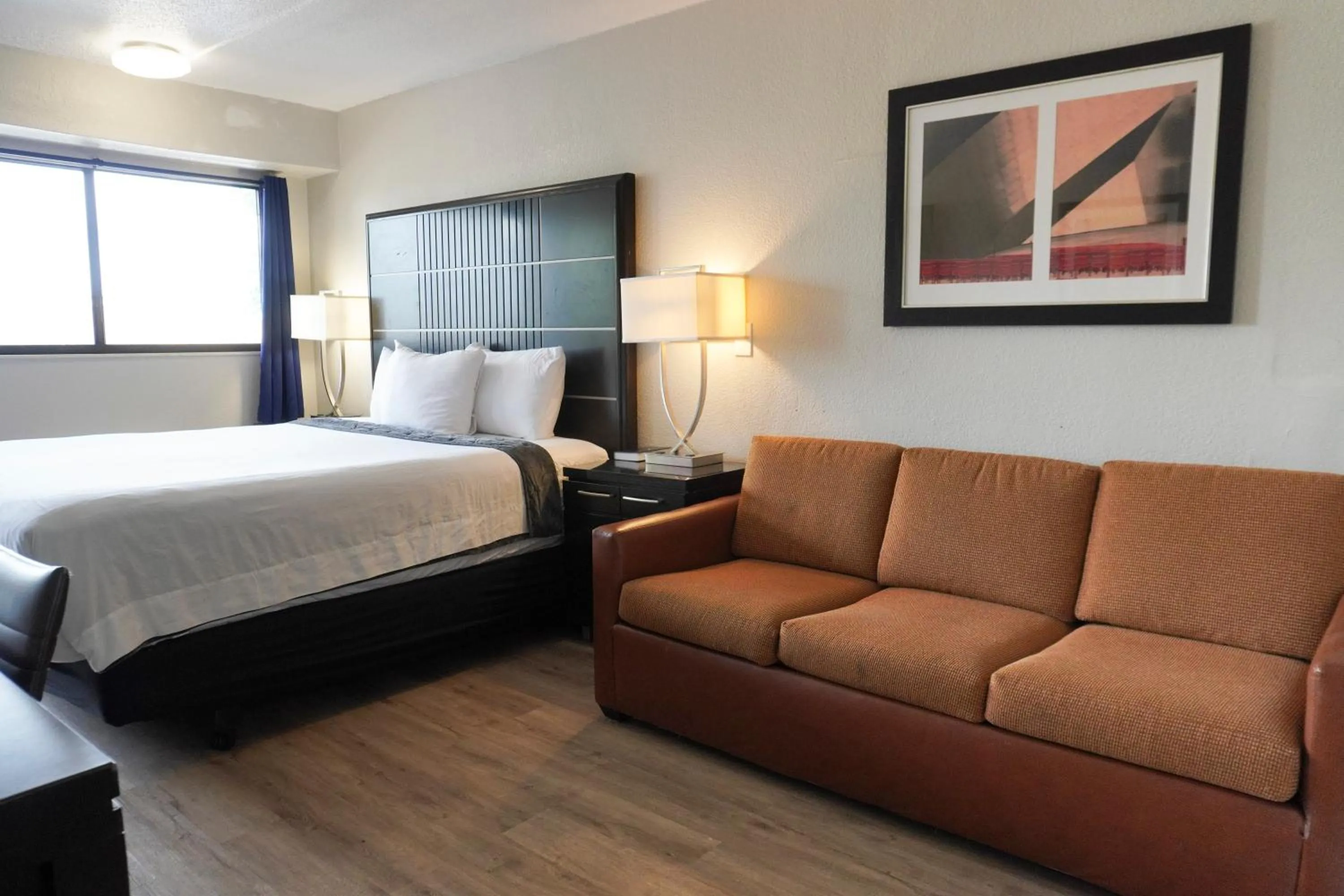 Bed in Boardwalk Suites Baton Rouge