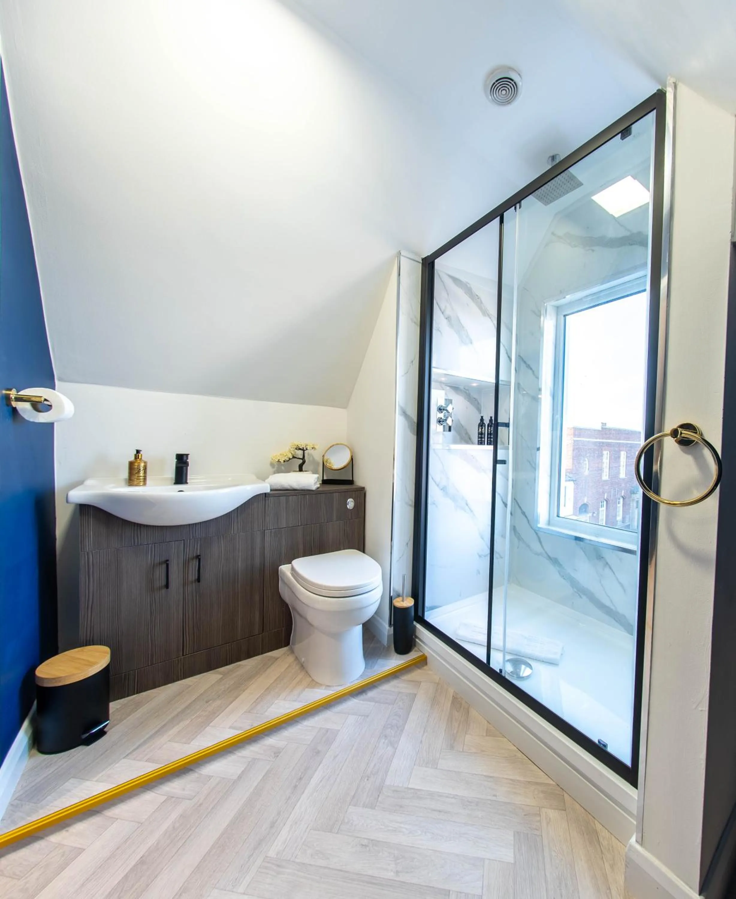 Shower in Bowles Hotels