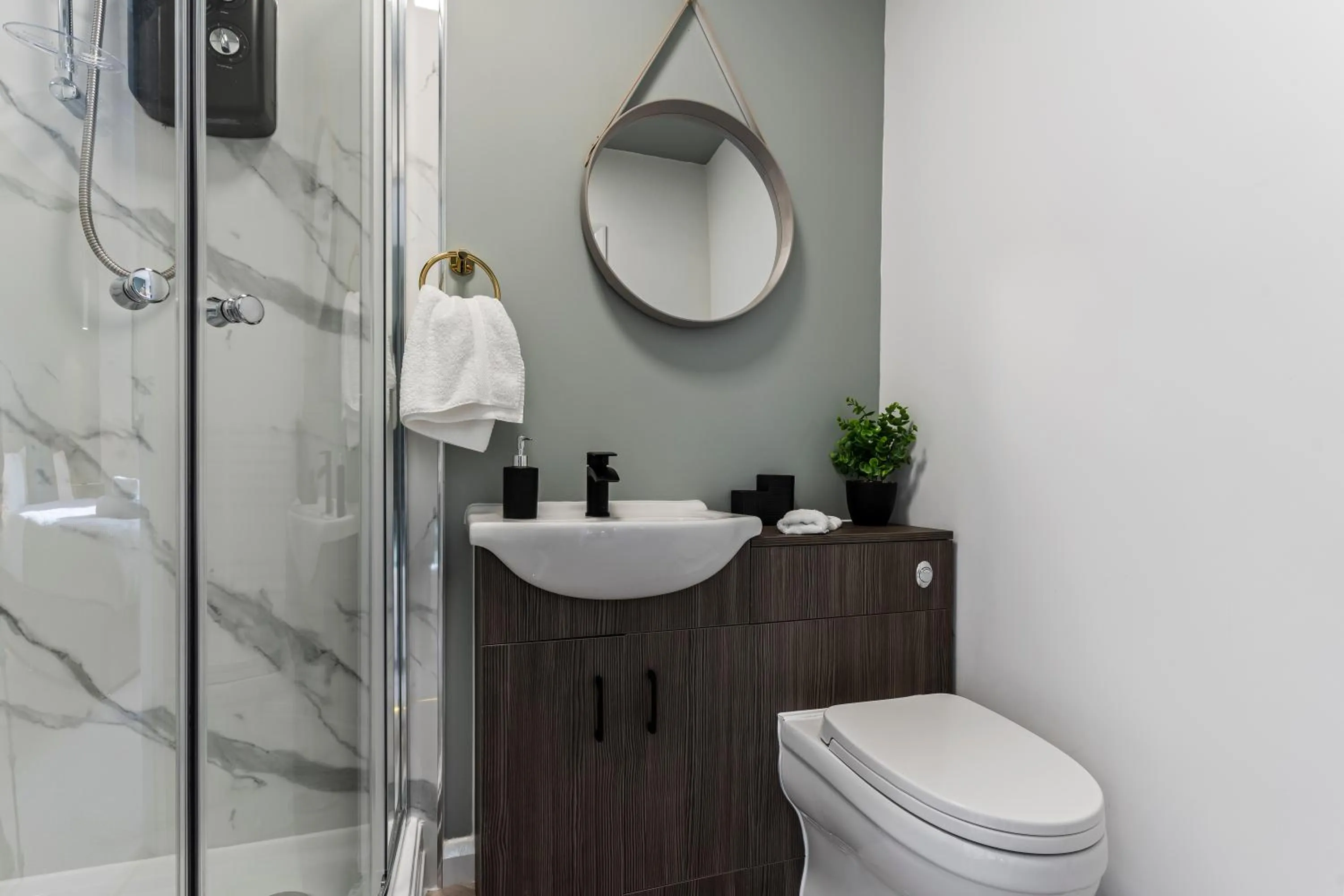 Shower in Bowles Hotels