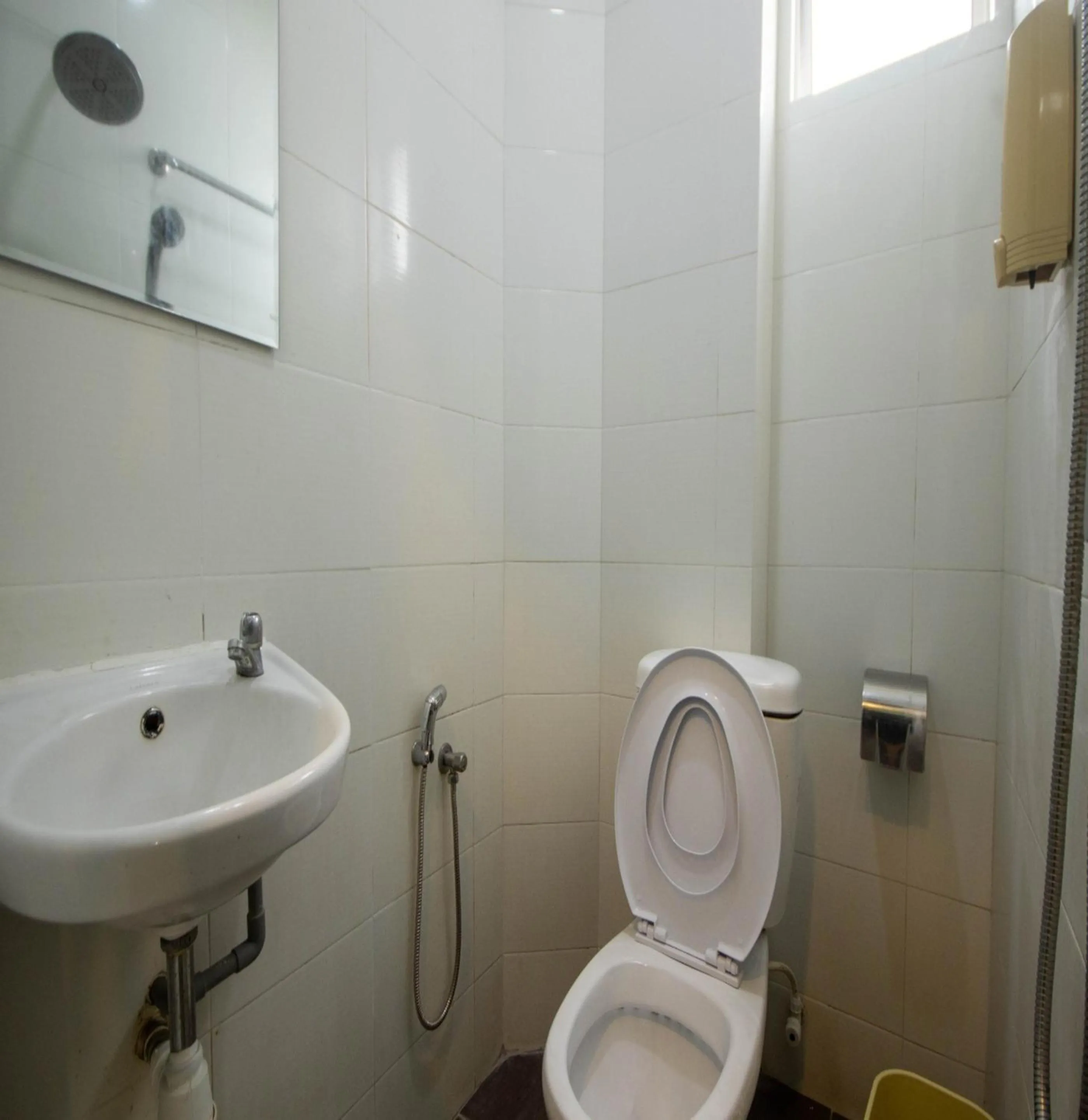 Shower in JQ Station Eight Inn