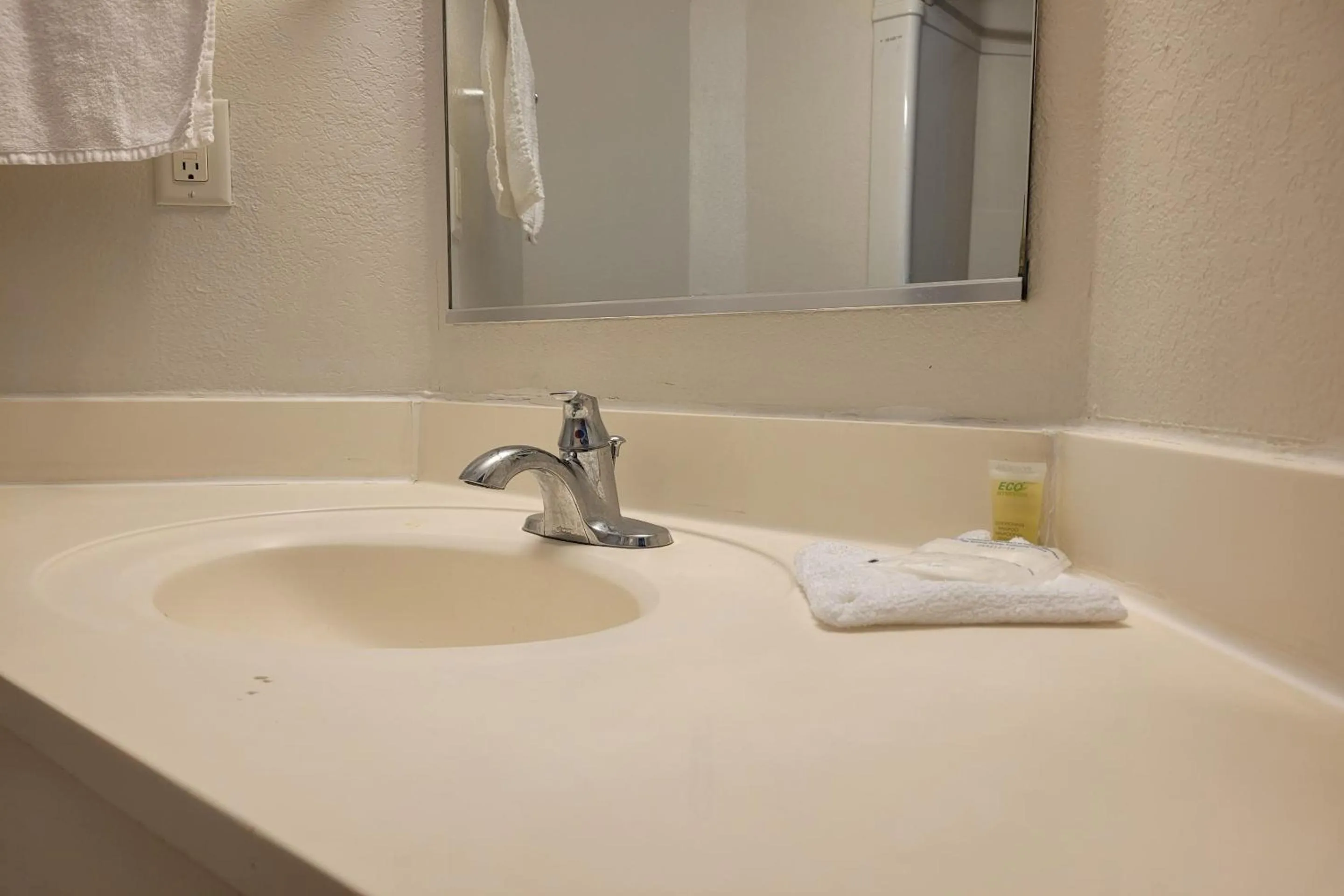 Bathroom in Modern Stay 39 Lakeview By OYO Minonk