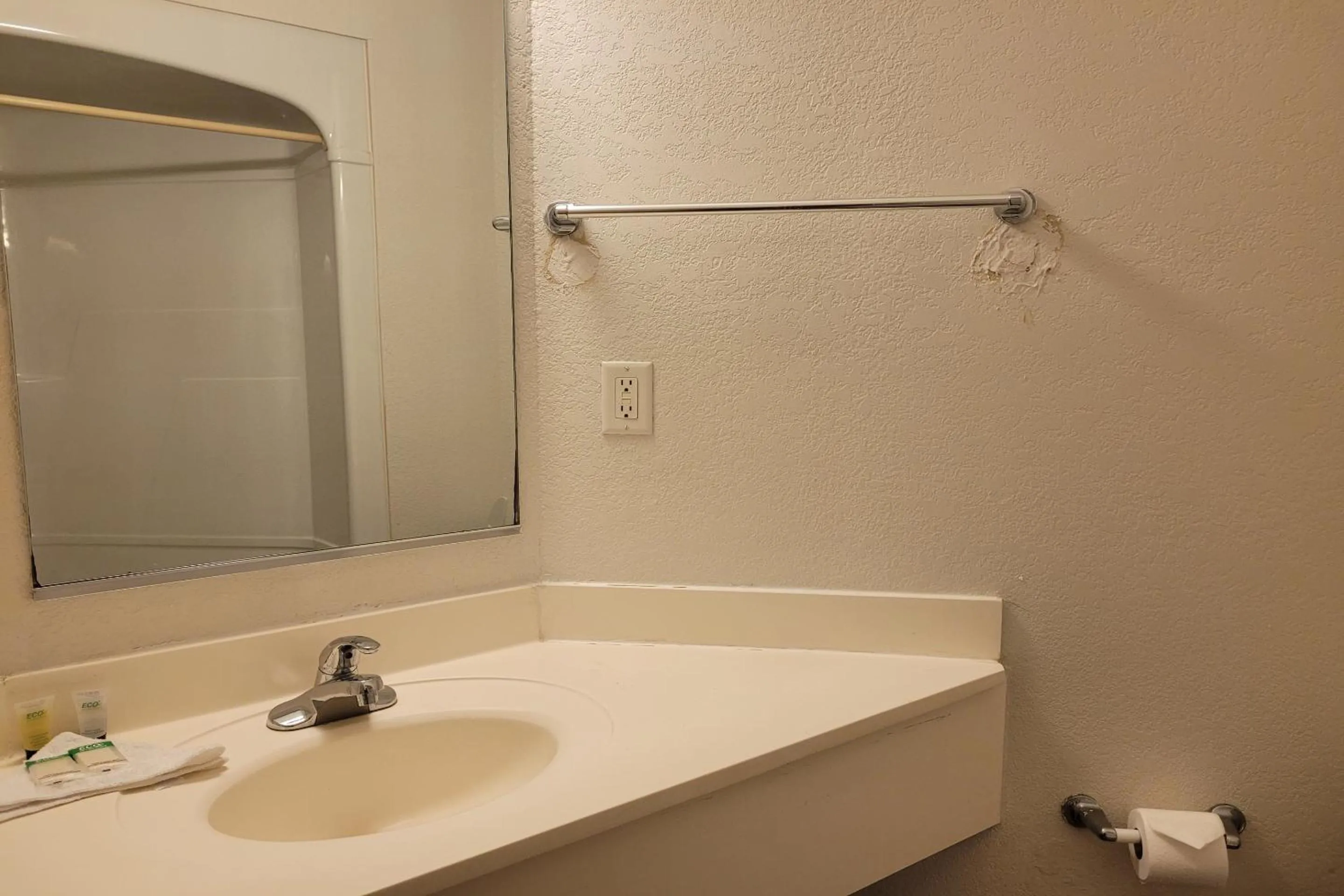 Bathroom in Modern Stay 39 Lakeview By OYO Minonk