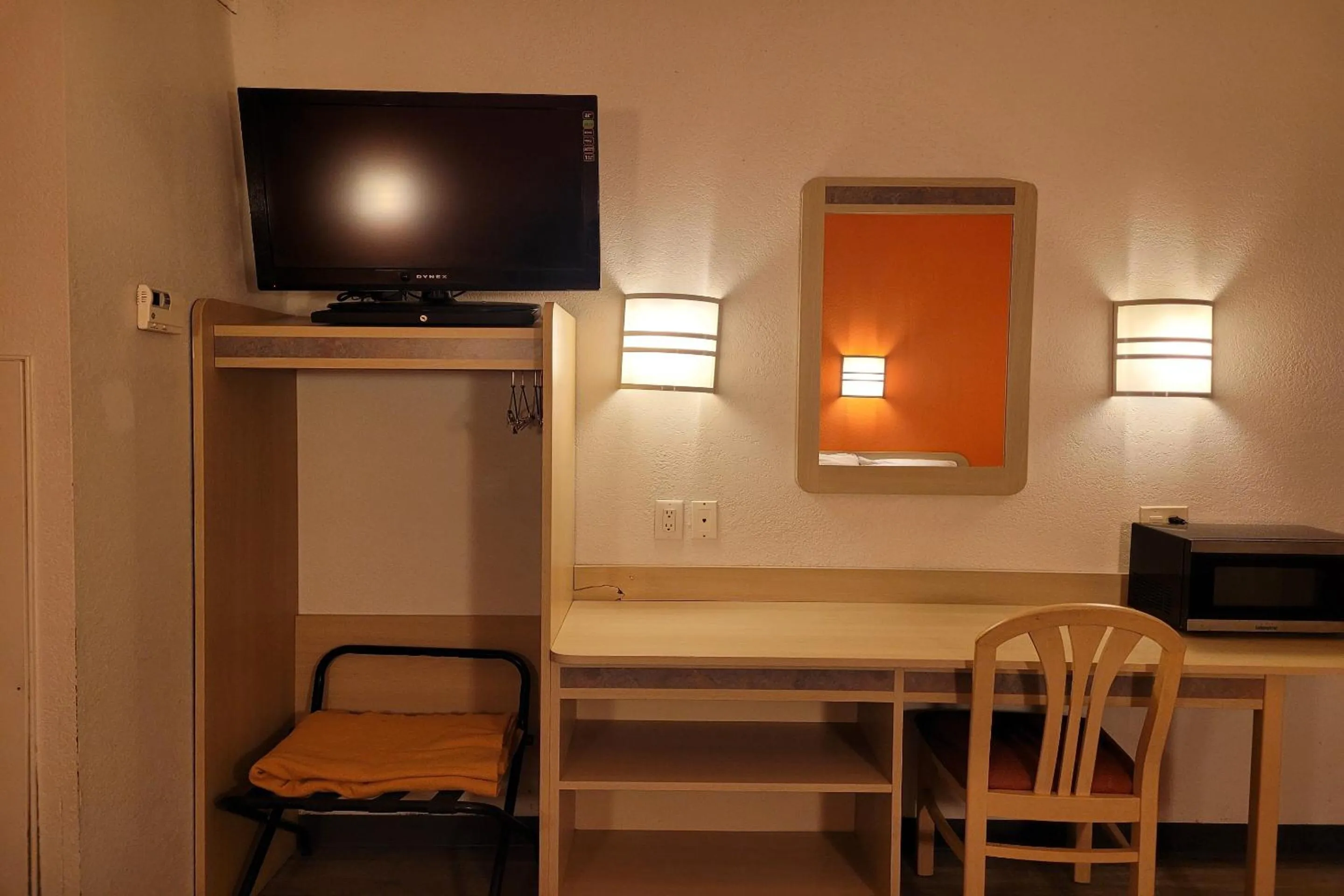 Bedroom in Modern Stay 39 Lakeview By OYO Minonk