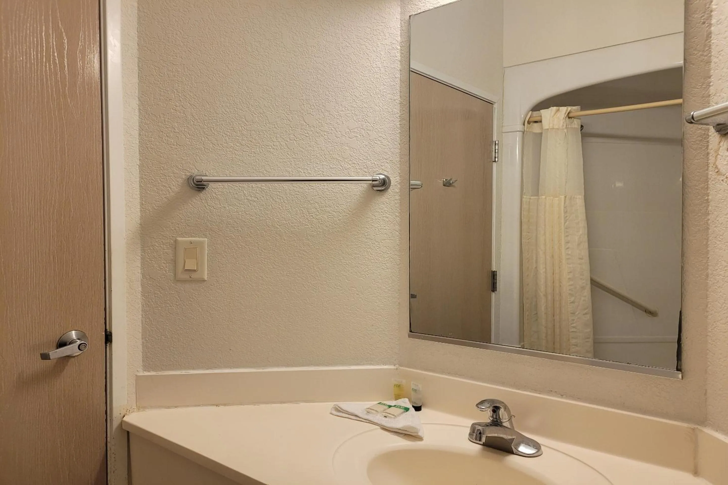 Bathroom in Modern Stay 39 Lakeview By OYO Minonk