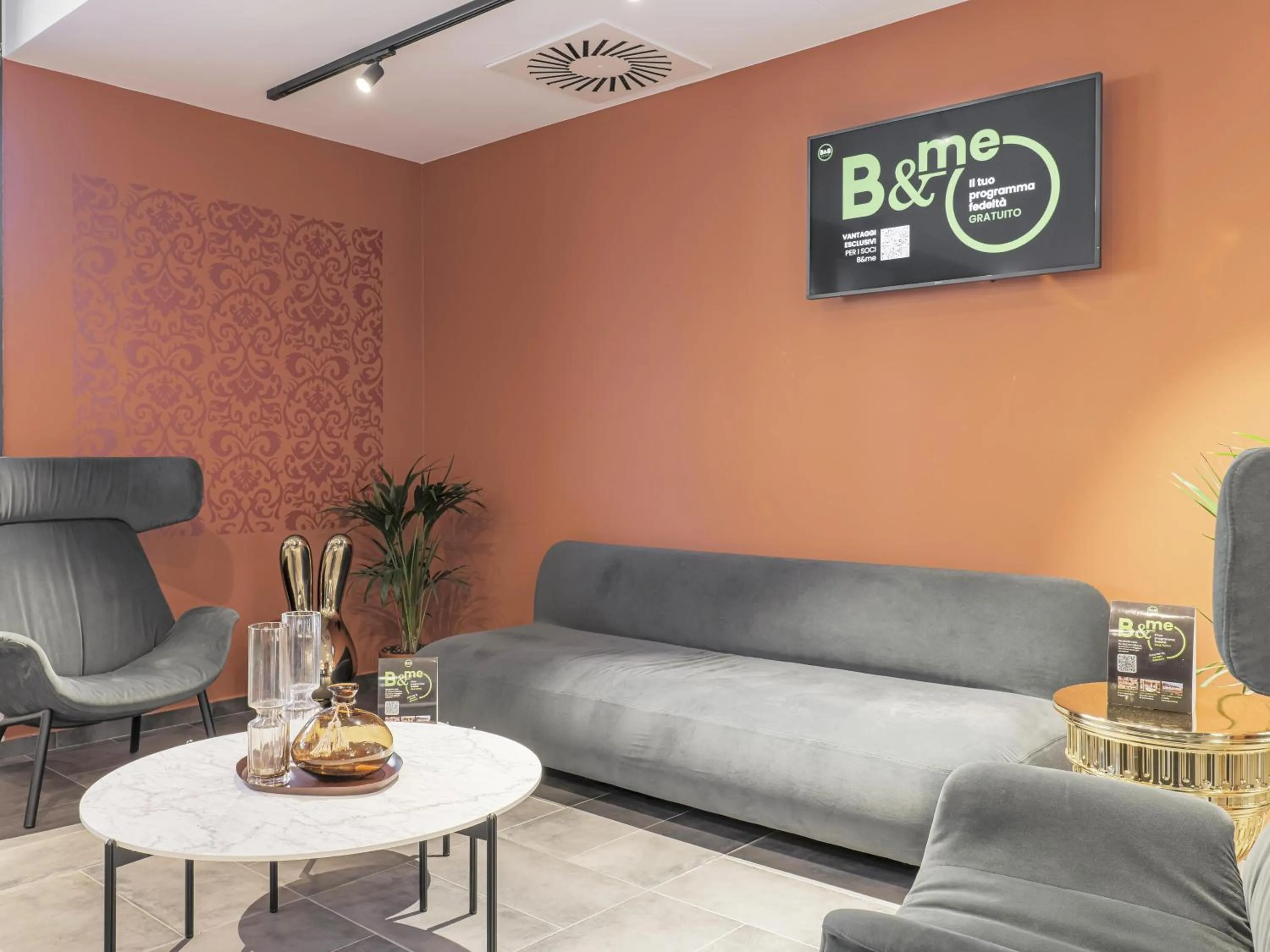 Lobby or reception in B&B HOTEL Prato City Center