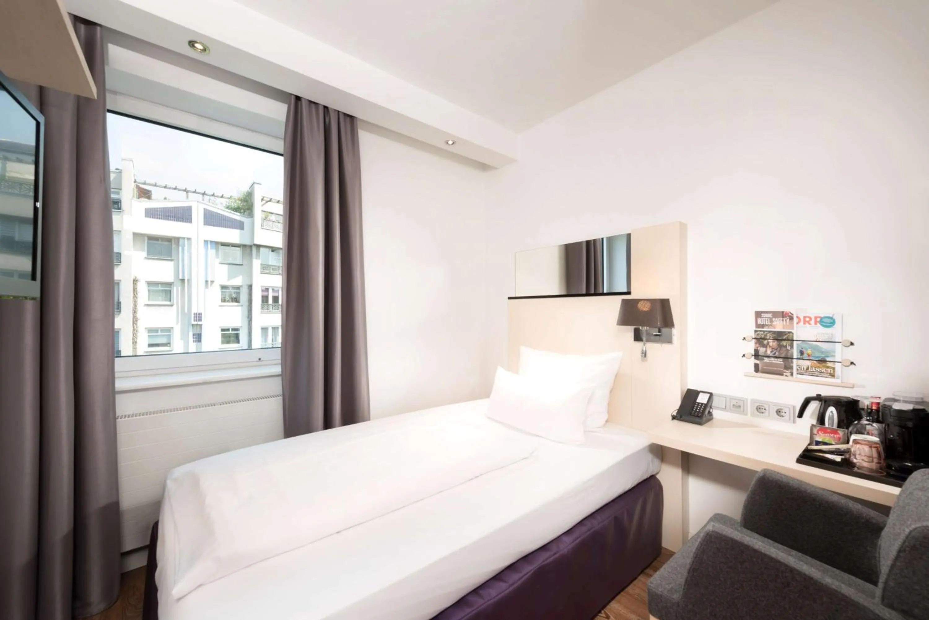 Photo of the whole room, Bed in Scandic Berlin Kurfürstendamm