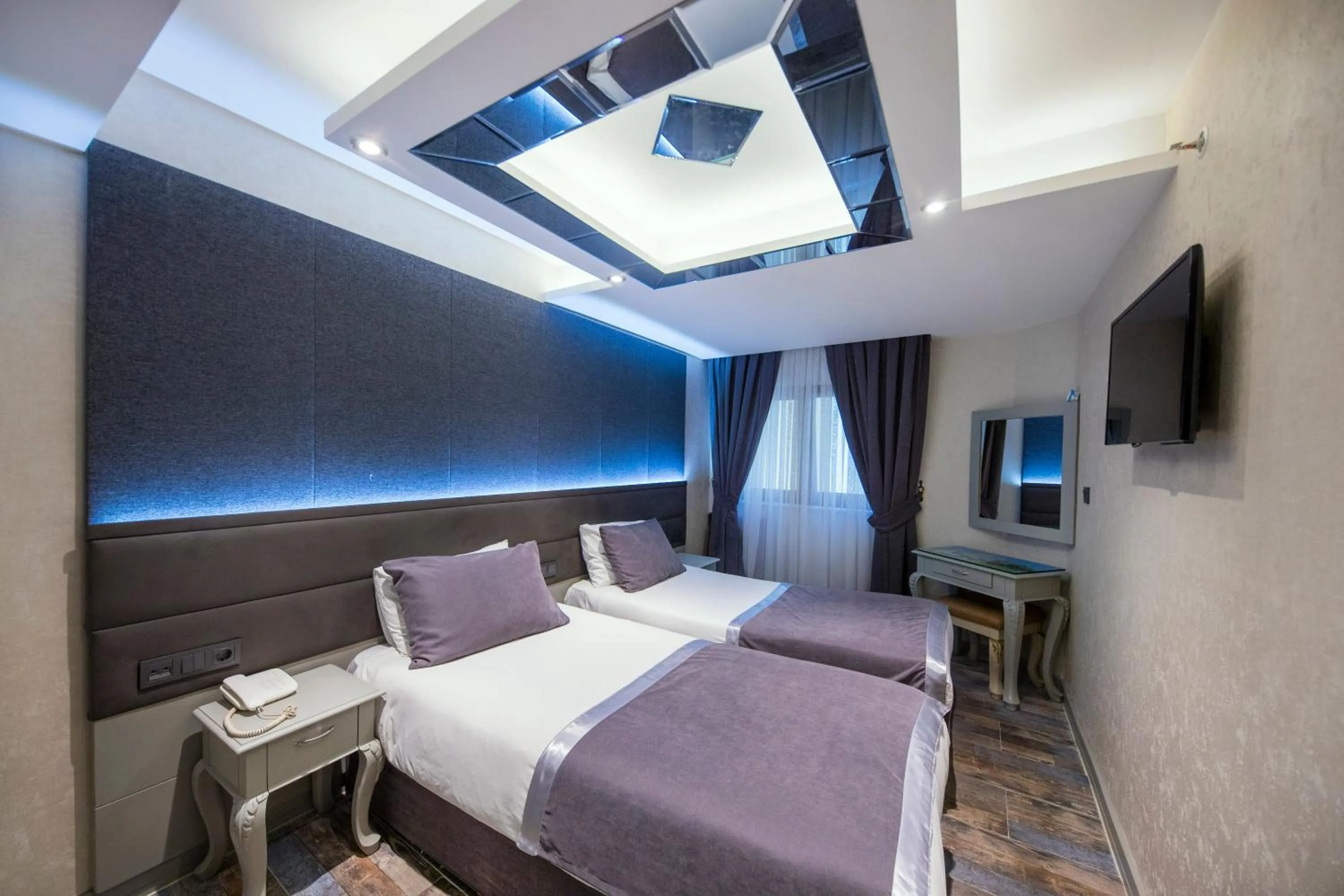 Shower, Bed in Parmada Hotel