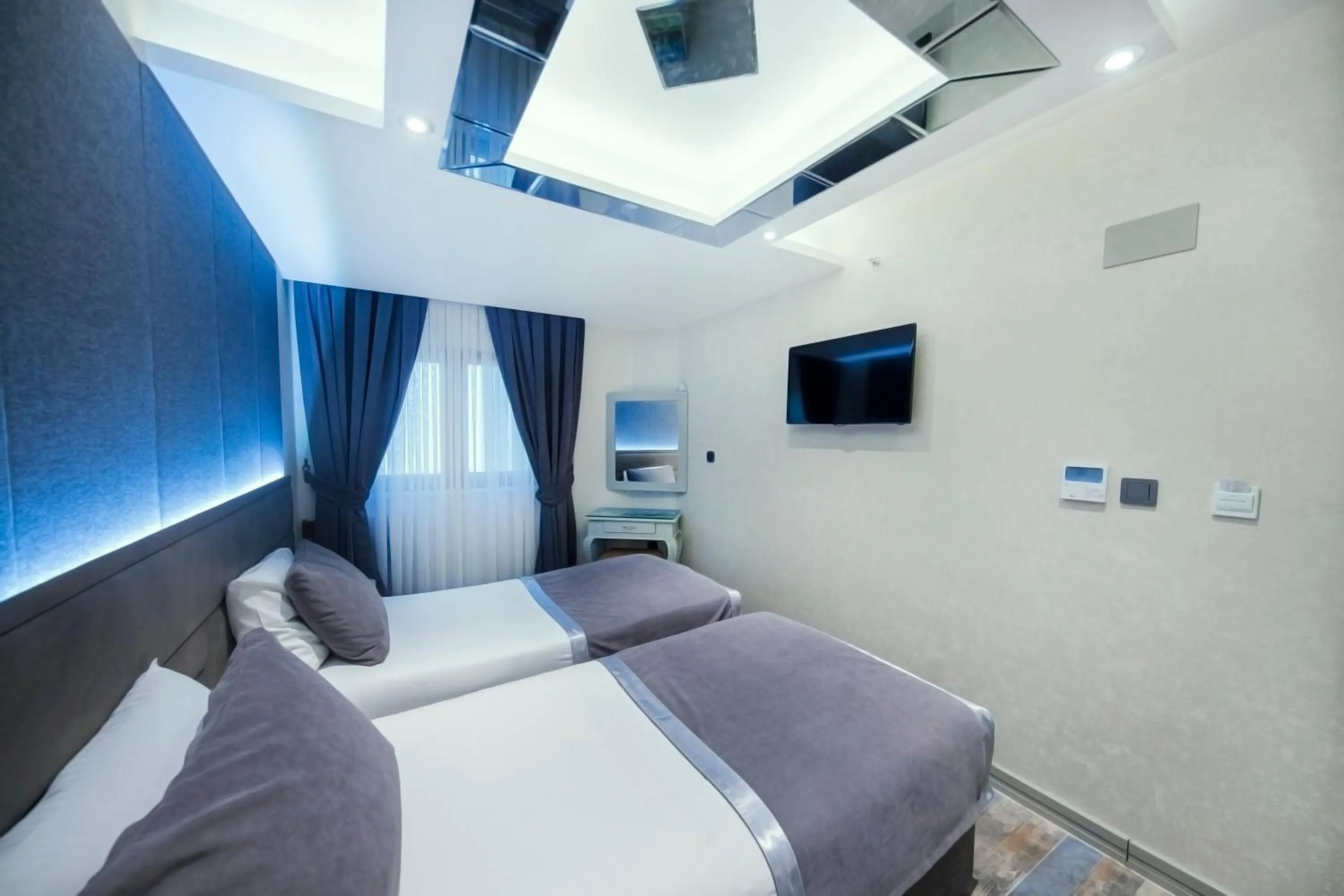 Communal lounge/ TV room, Bed in Parmada Hotel