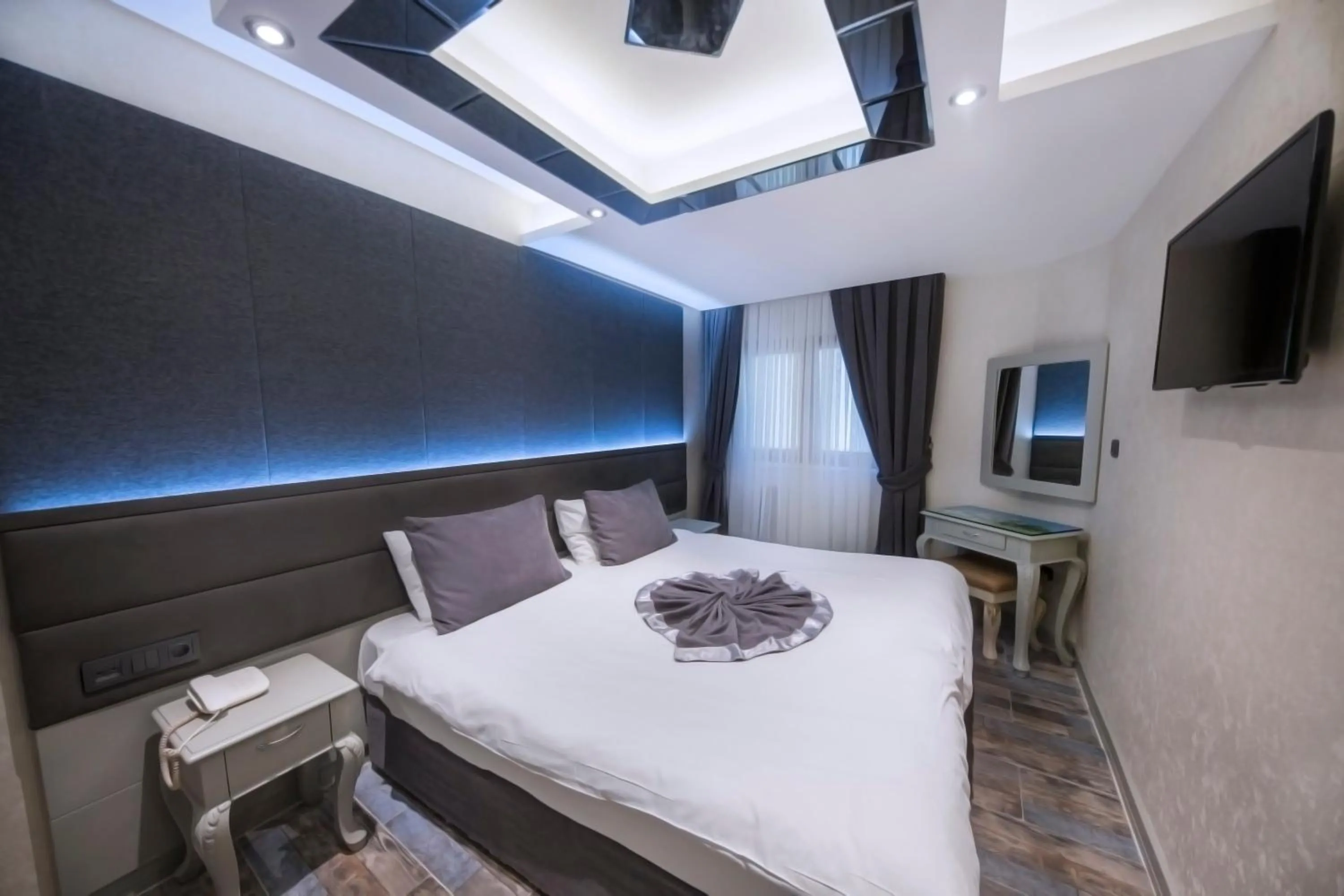 Communal lounge/ TV room, Bed in Parmada Hotel