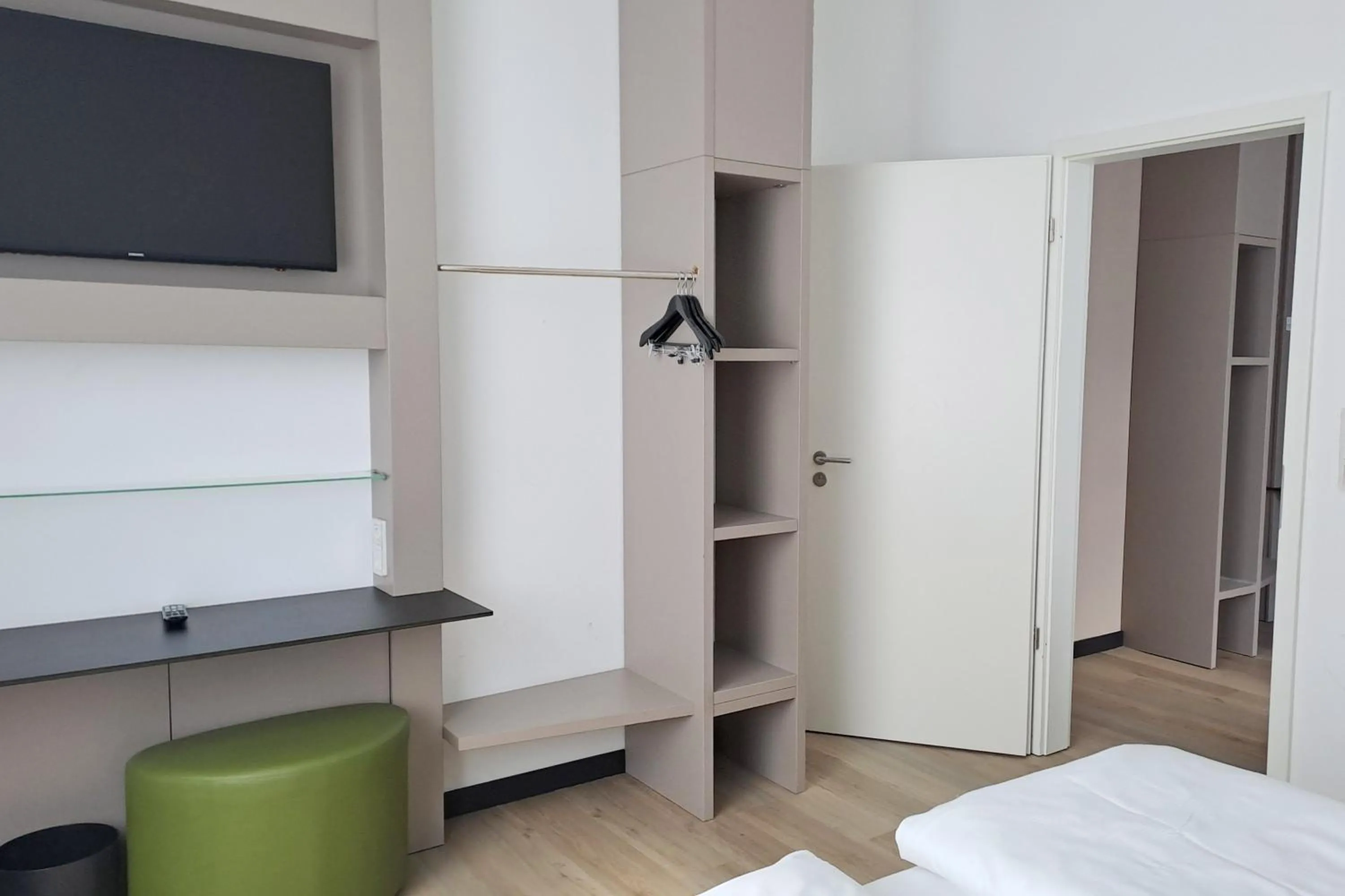 Photo of the whole room, Bed in Garner Hotel Bremen City by IHG