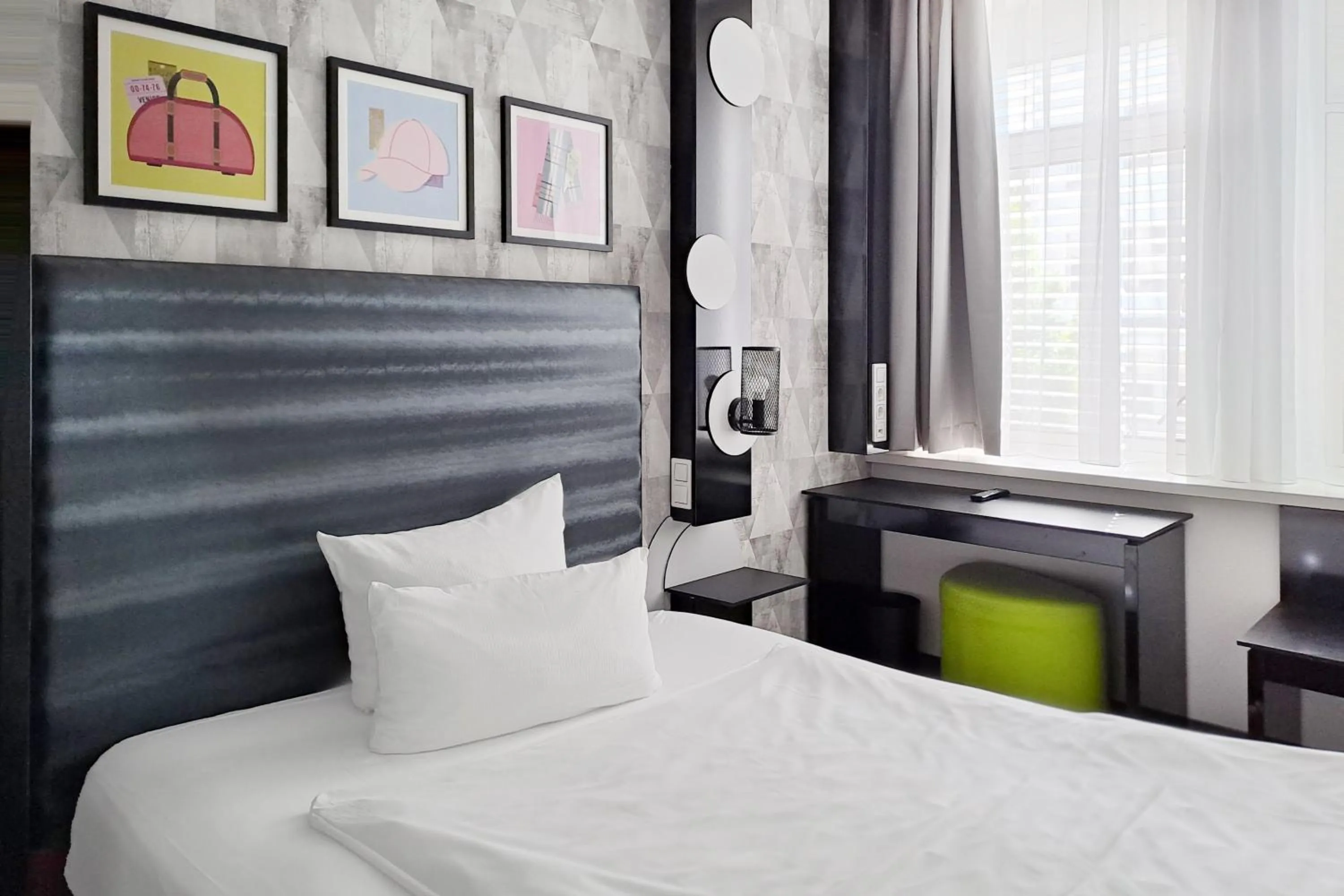 Photo of the whole room, Bed in Garner Hotel Bremen City by IHG