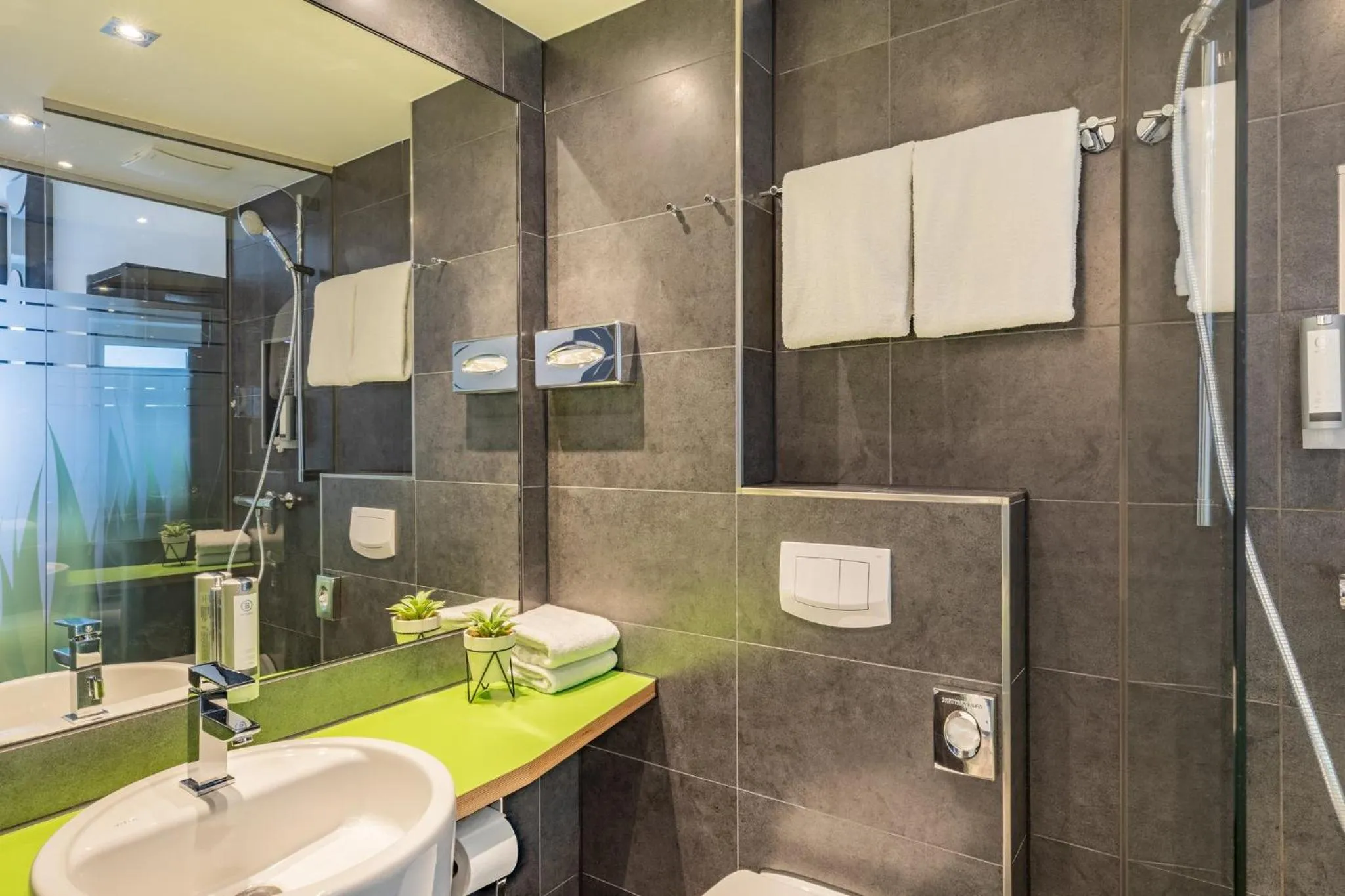 Bathroom in Garner Hotel Bremen City by IHG