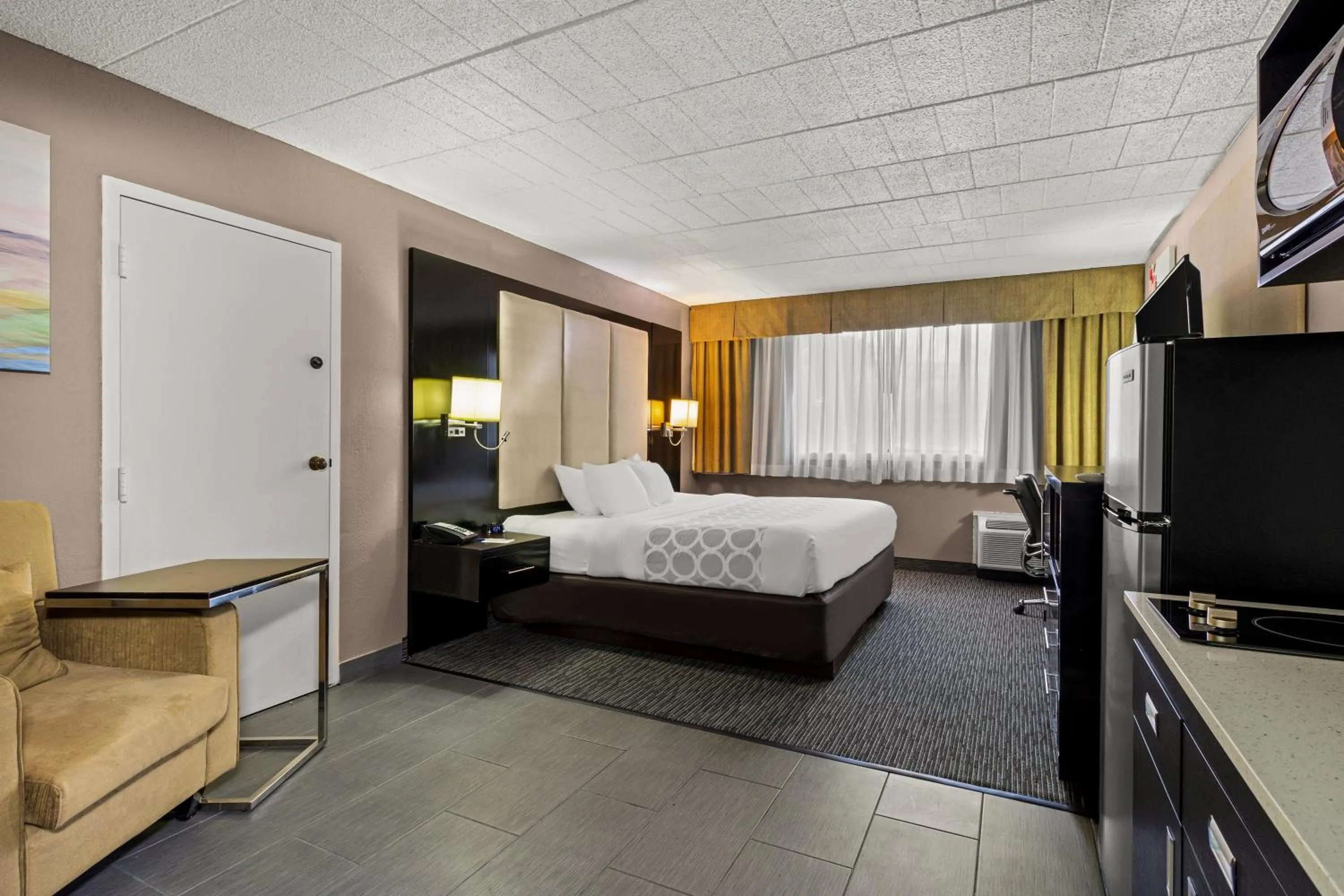 Bedroom, Bed in Suburban Studios