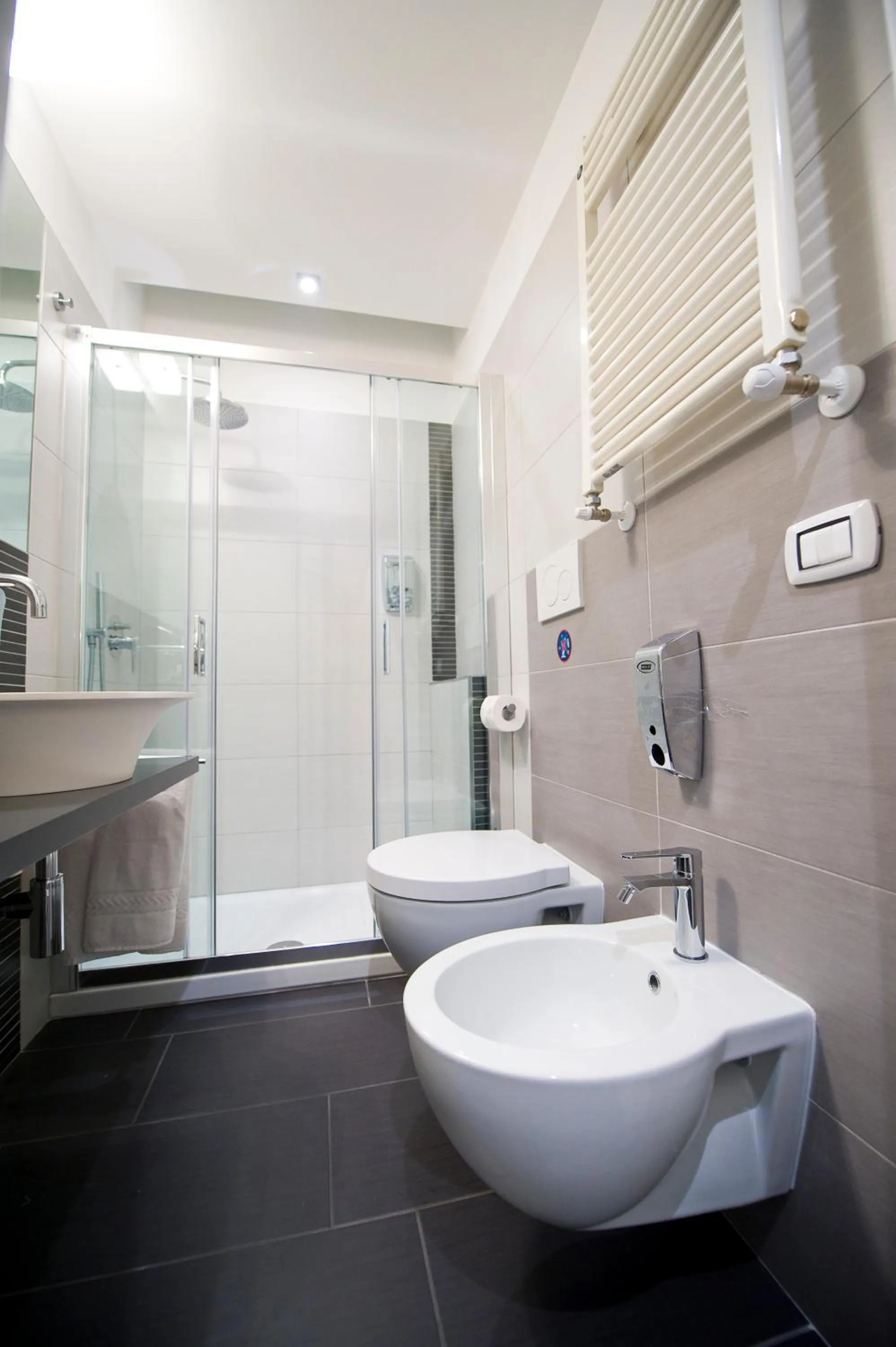 Shower in Grey&White