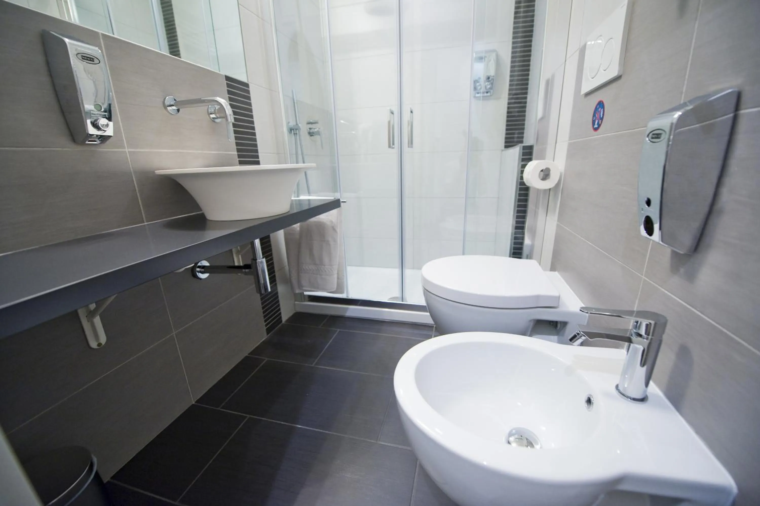 Shower in Grey&White