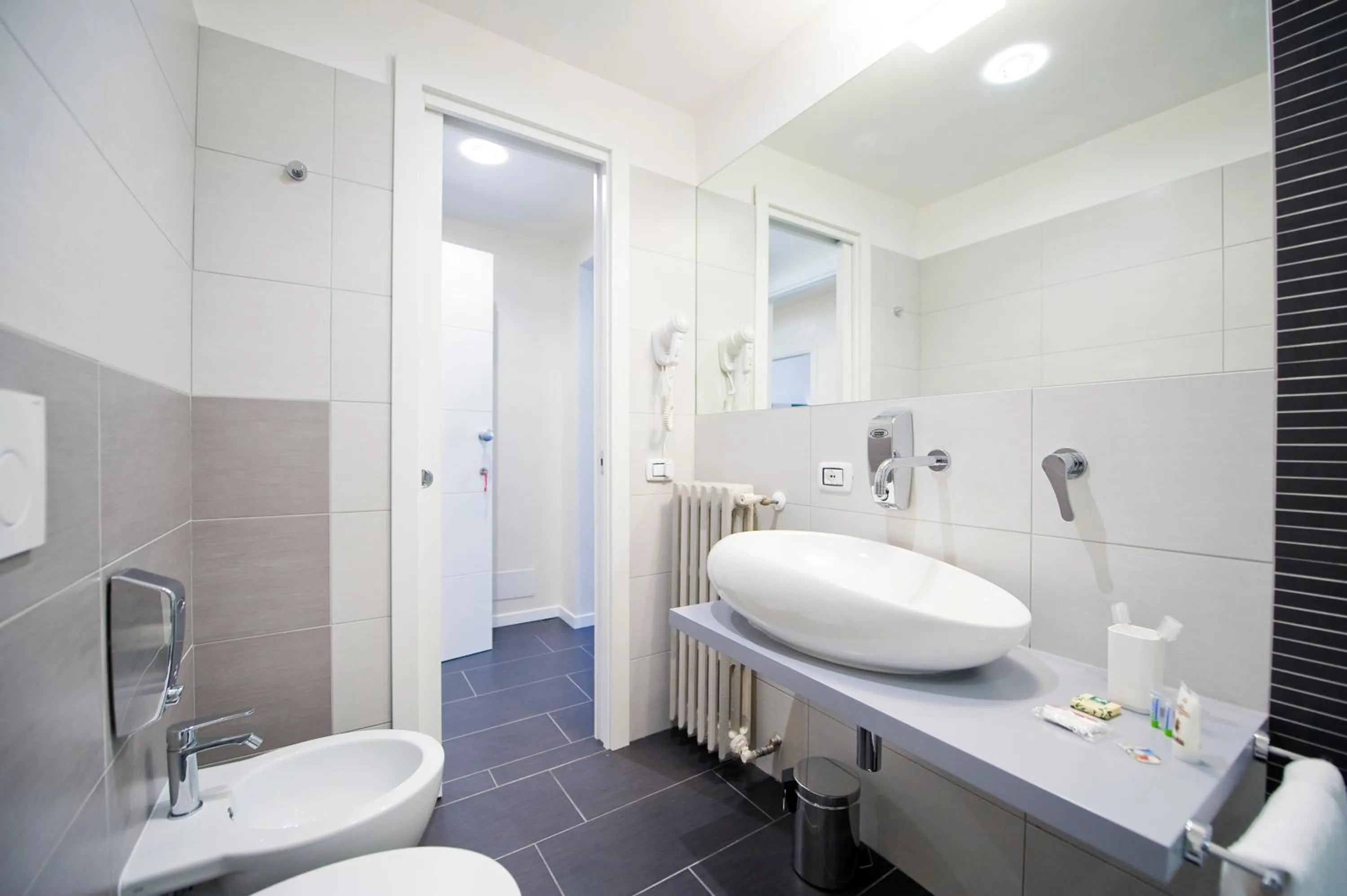 Shower in Grey&White