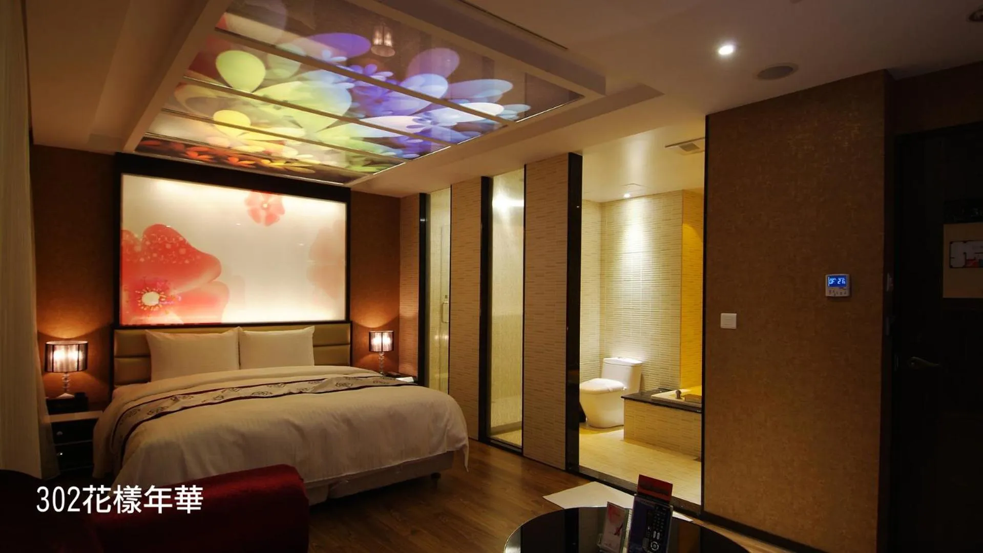 Bathroom, Bed in 奇美國際商務旅館