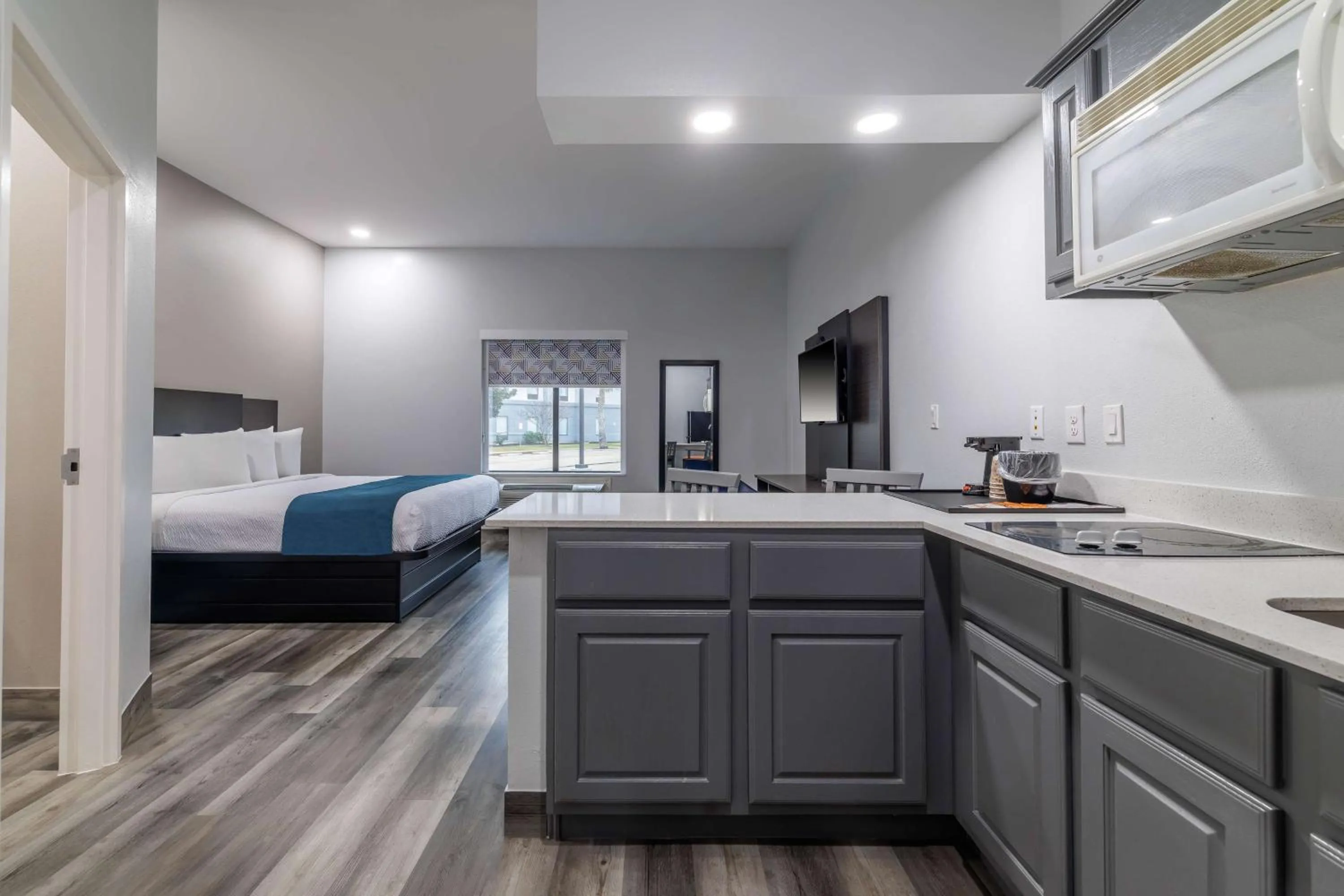 Photo of the whole room, Bed in Studio 6 Suites Brenham, TX