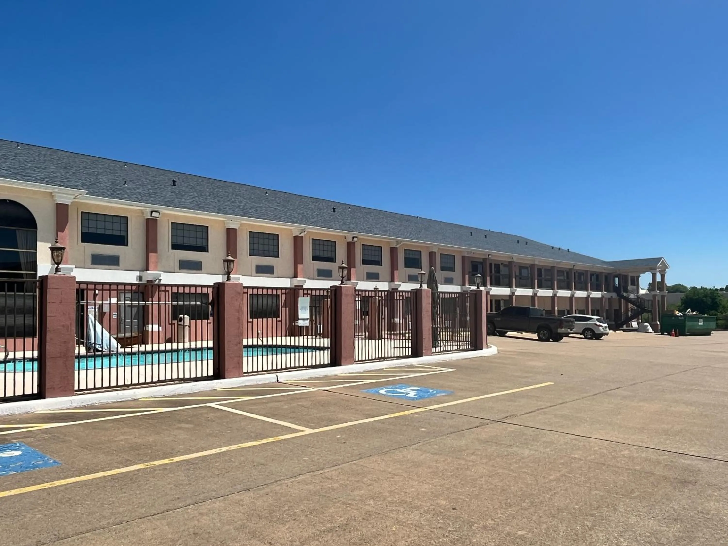 Property building in Studio 6 Suites Brenham, TX