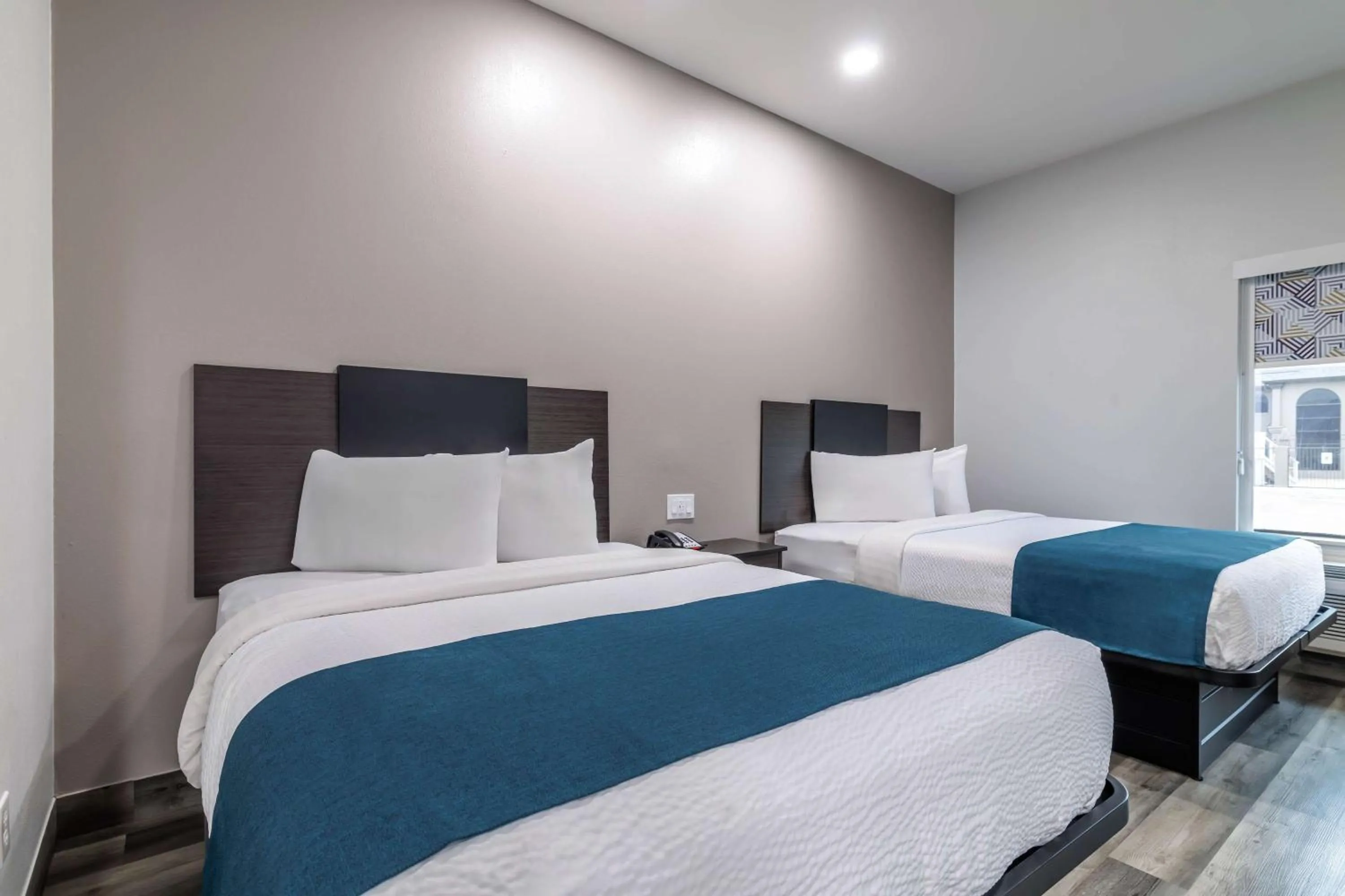 Photo of the whole room, Bed in Studio 6 Suites Brenham, TX