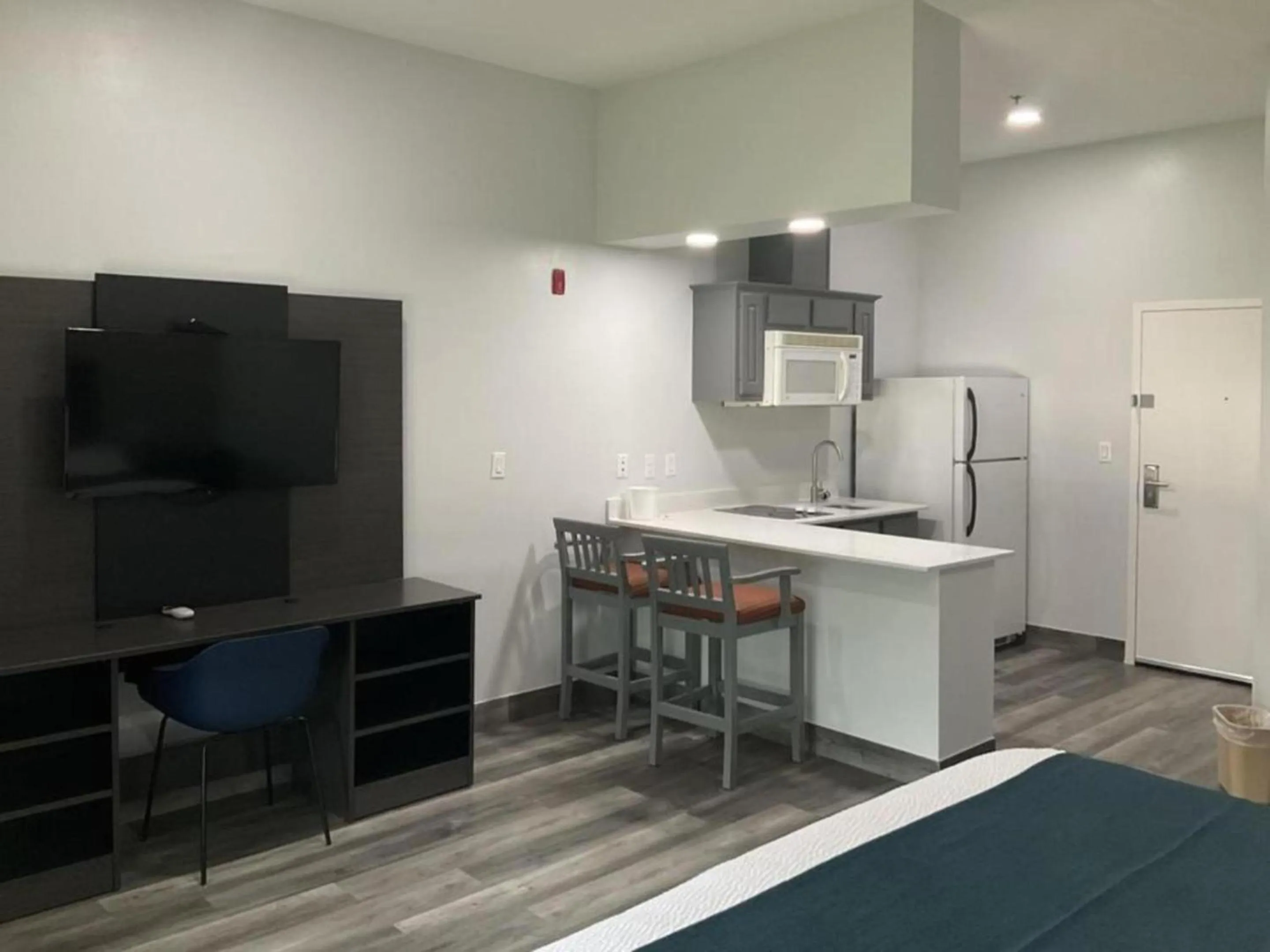 Bed in Studio 6 Suites Brenham, TX