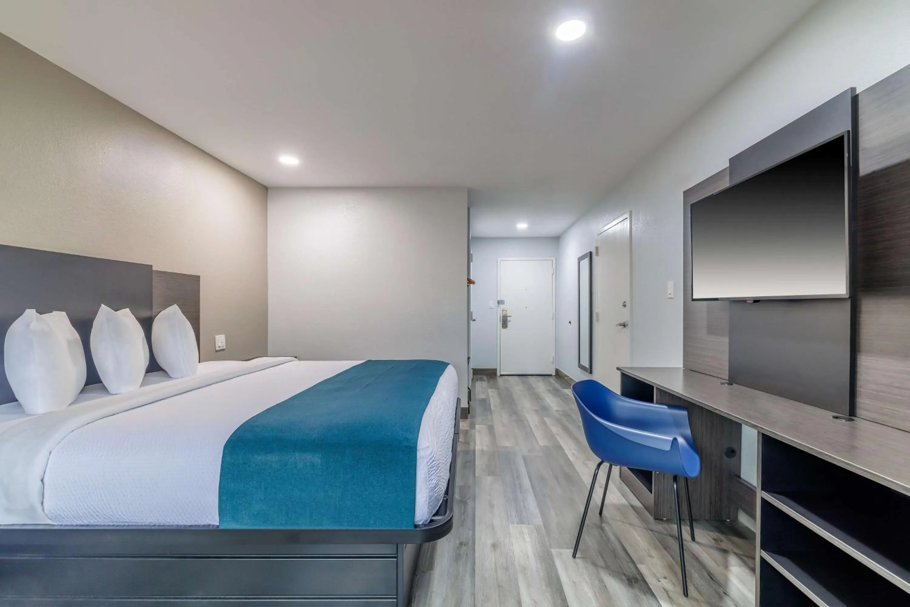 Bedroom, Bed in Studio 6 Suites Brenham, TX