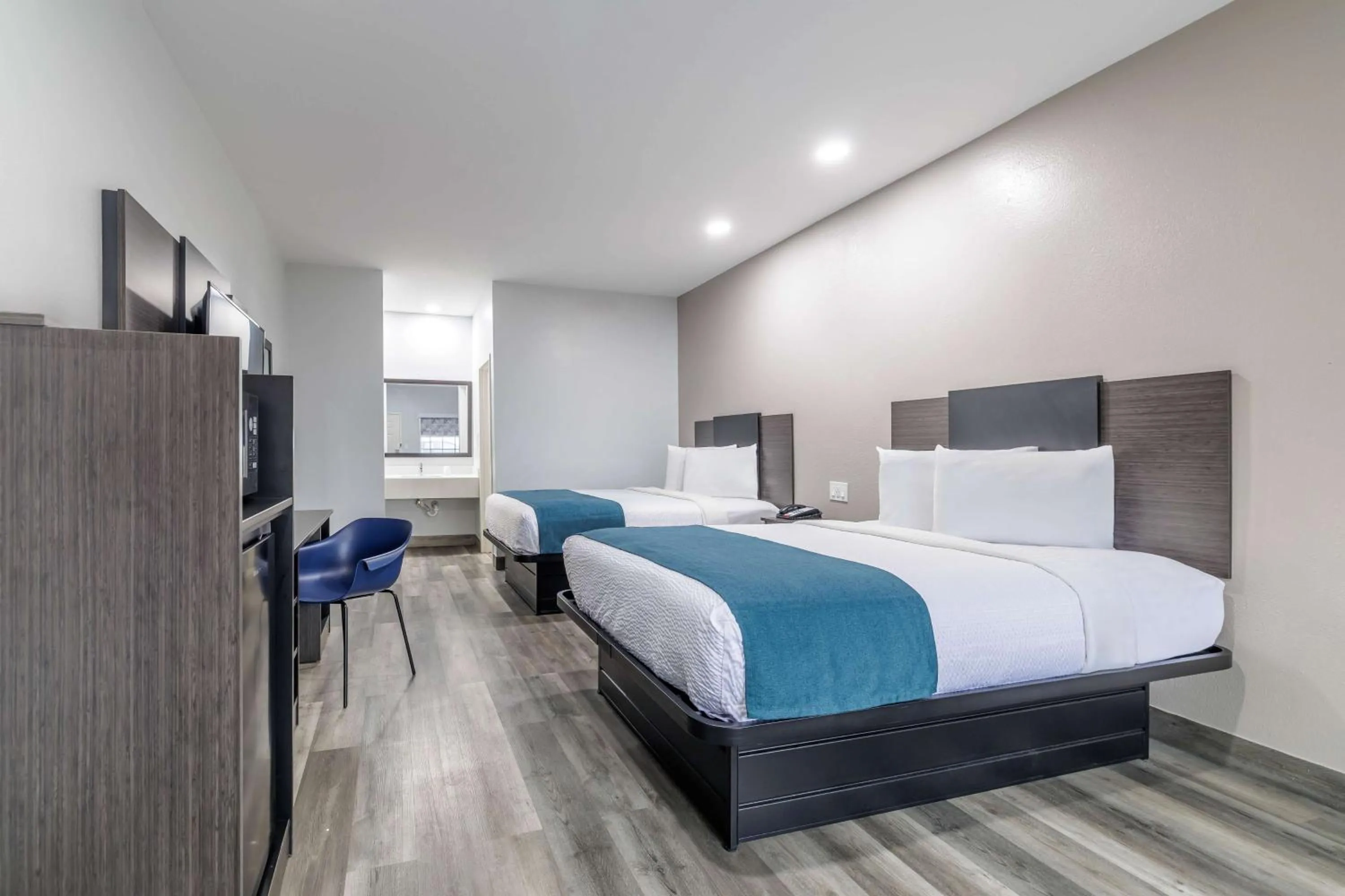 Bedroom, Bed in Studio 6 Suites Brenham, TX